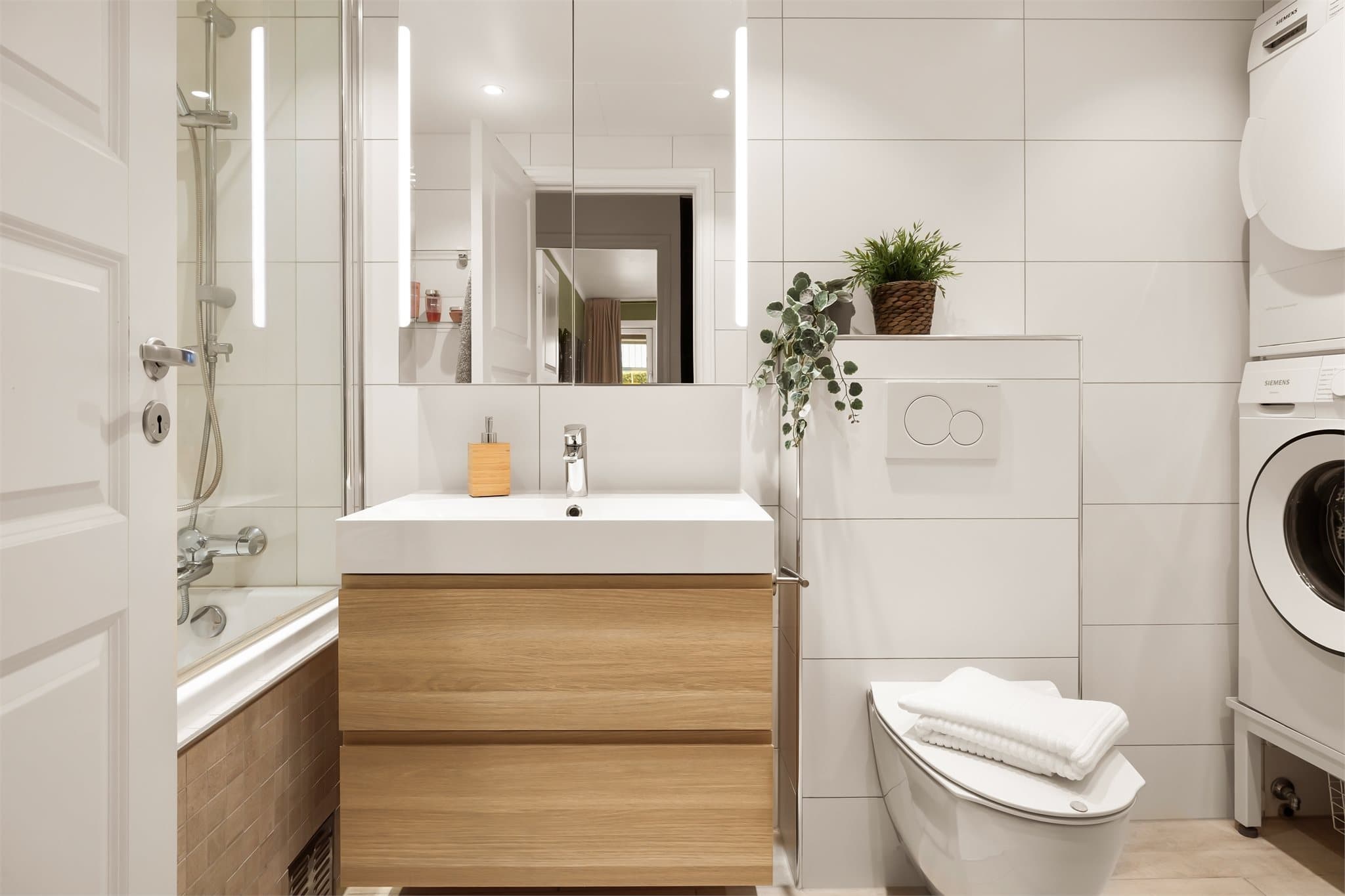 - Varmekabler i fliser på begge bad -