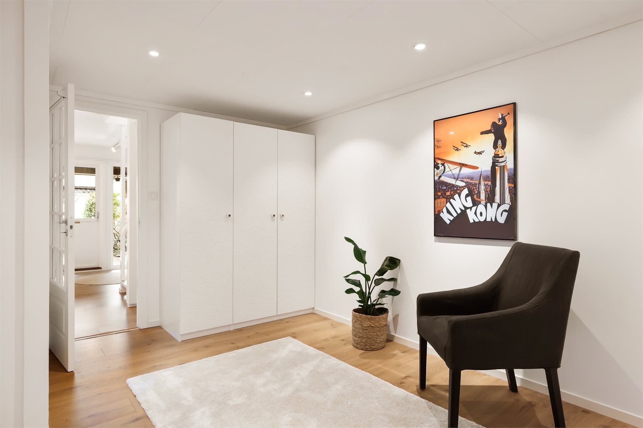 - Eier har omgjort bodareal i kjeller til åpent, stort disp. rom og benyttes i dag som kjellerstue (ikke byggesøkt) -