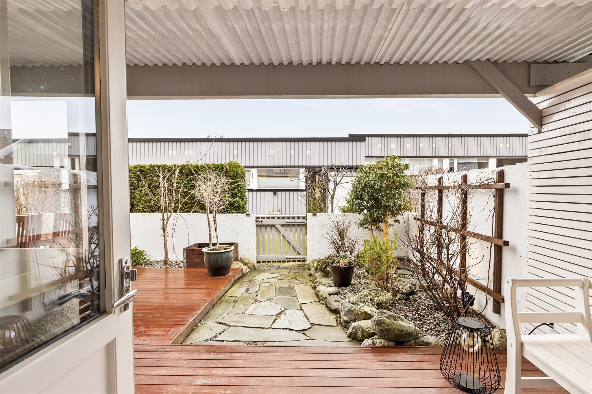 - Ytterdør i kjelleretasjen fra 2000-tallet -