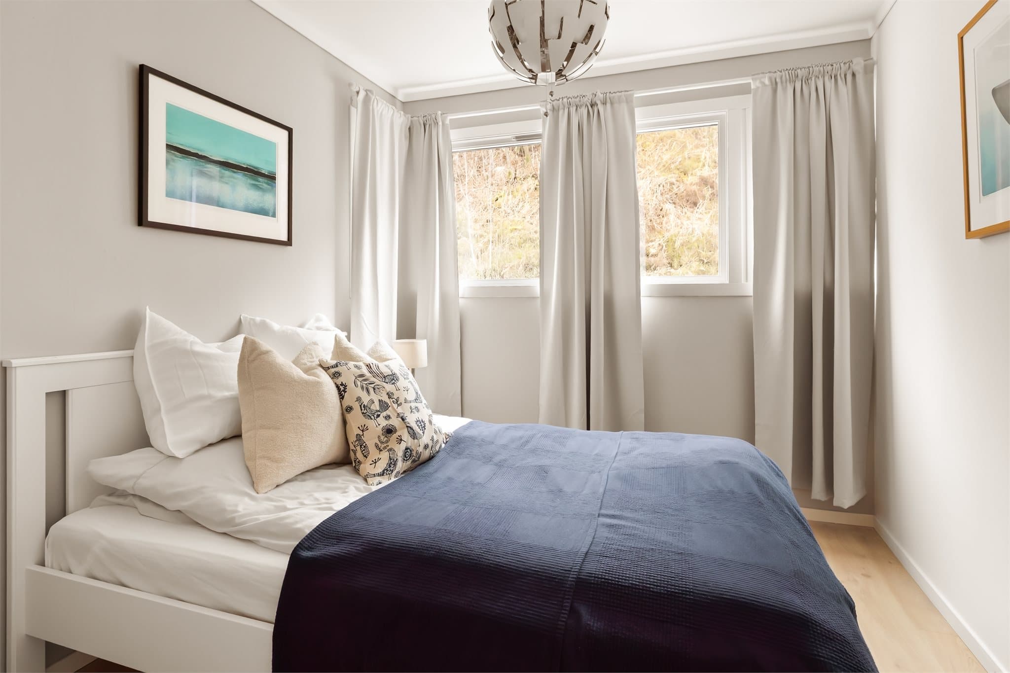 - Soverom i hovedetasjen måler 10,2m² -