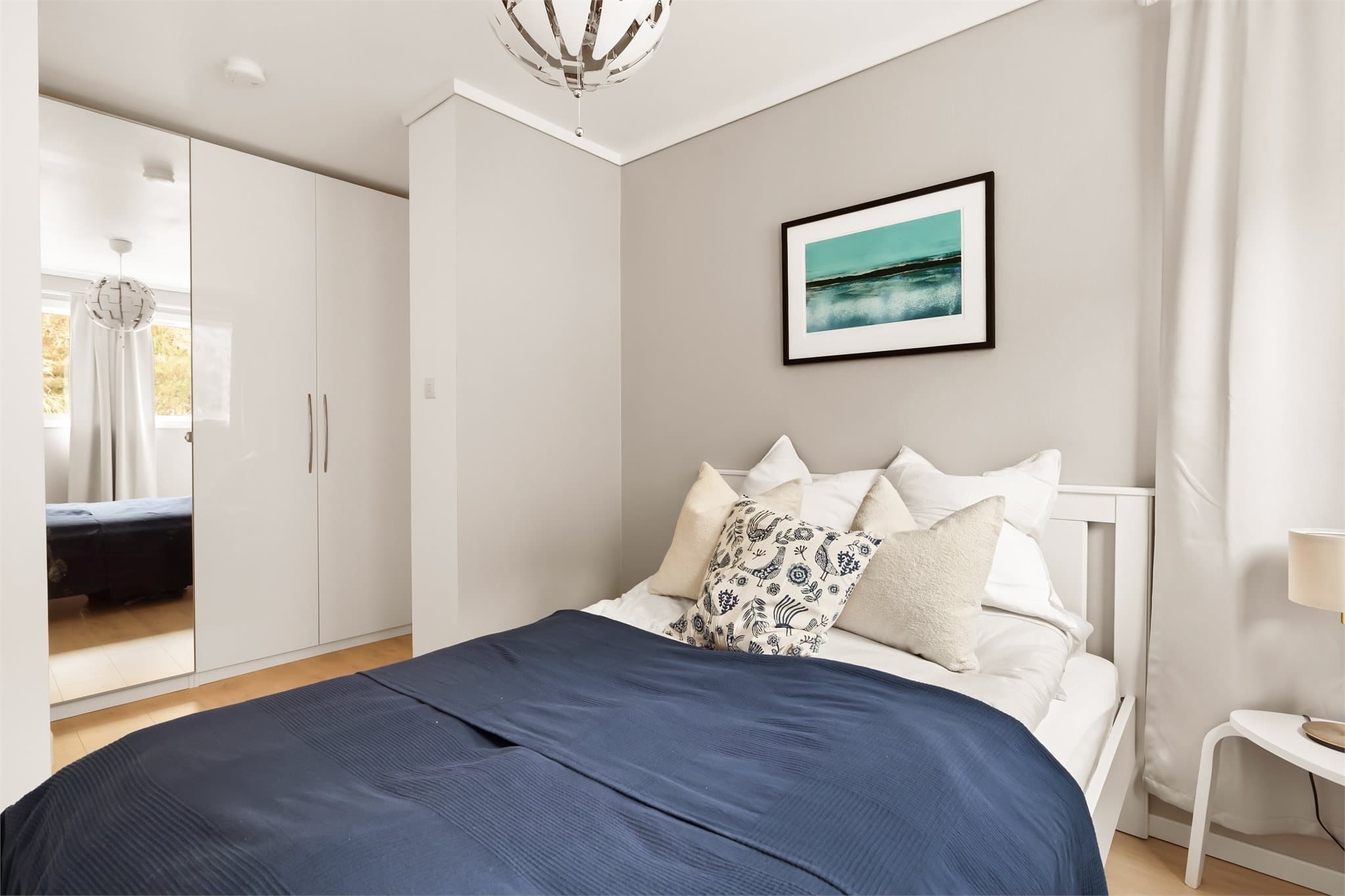 - Rommet har gode lagringsmuligheter i medfølgende garderobe -