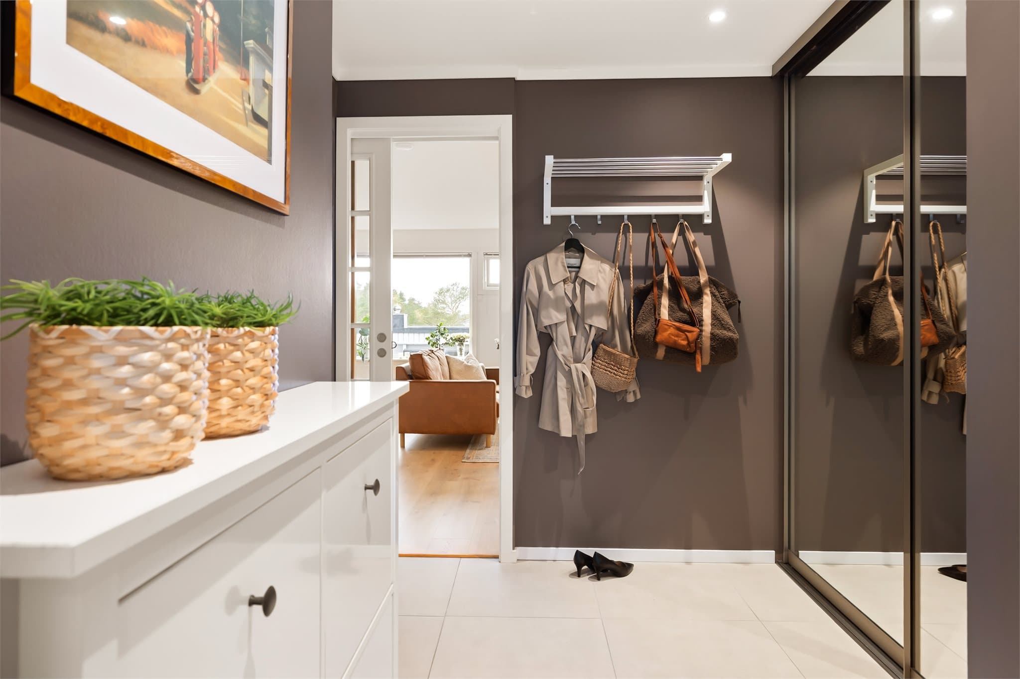 - Boligen har et BRA-i på 135m² og inneholder entré, gang, 3 soverom, 2 bad, 2 boder, garderobe, stue og kjøkken -