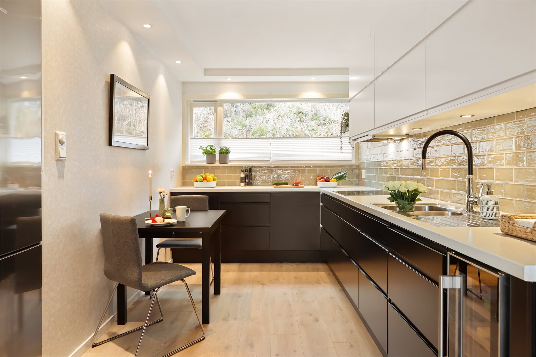 - Stilren kjøkkeninnredning fra Epoq med slette fronter og benkeplate i laminat -