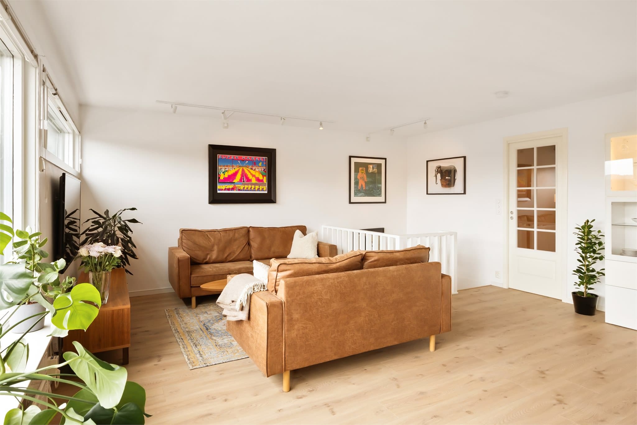 - Gjennomgående lik parkett gir en rød tråd gjennom boligen og skaper et nydelig helhetsinntrykk -