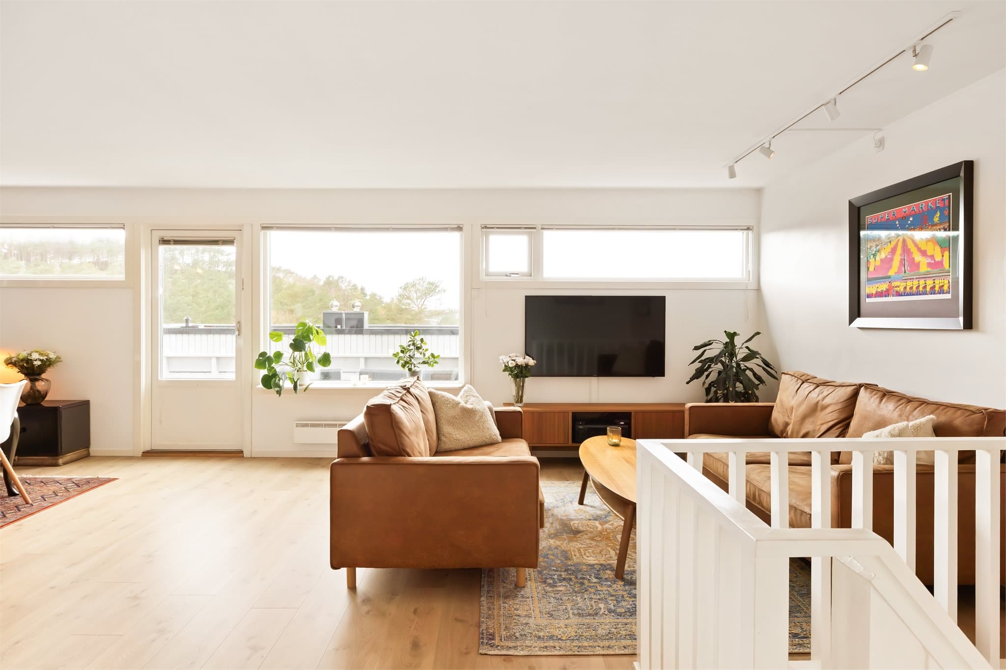 - Boligen har generøse vindusflater som gir rikelig med naturlig lysinnslipp, uten form for innsyn-