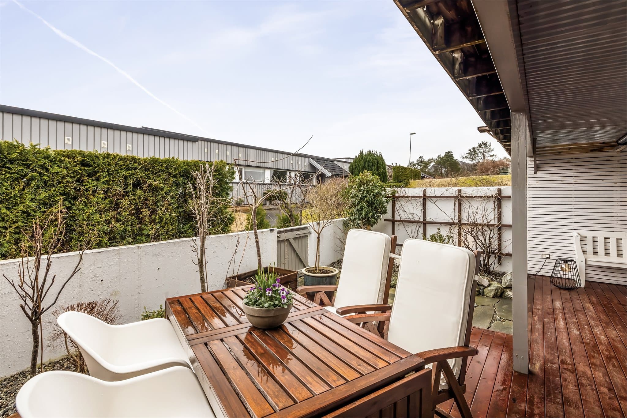 - Det vestvendte uteområdet byr på lange soldager om sommeren -