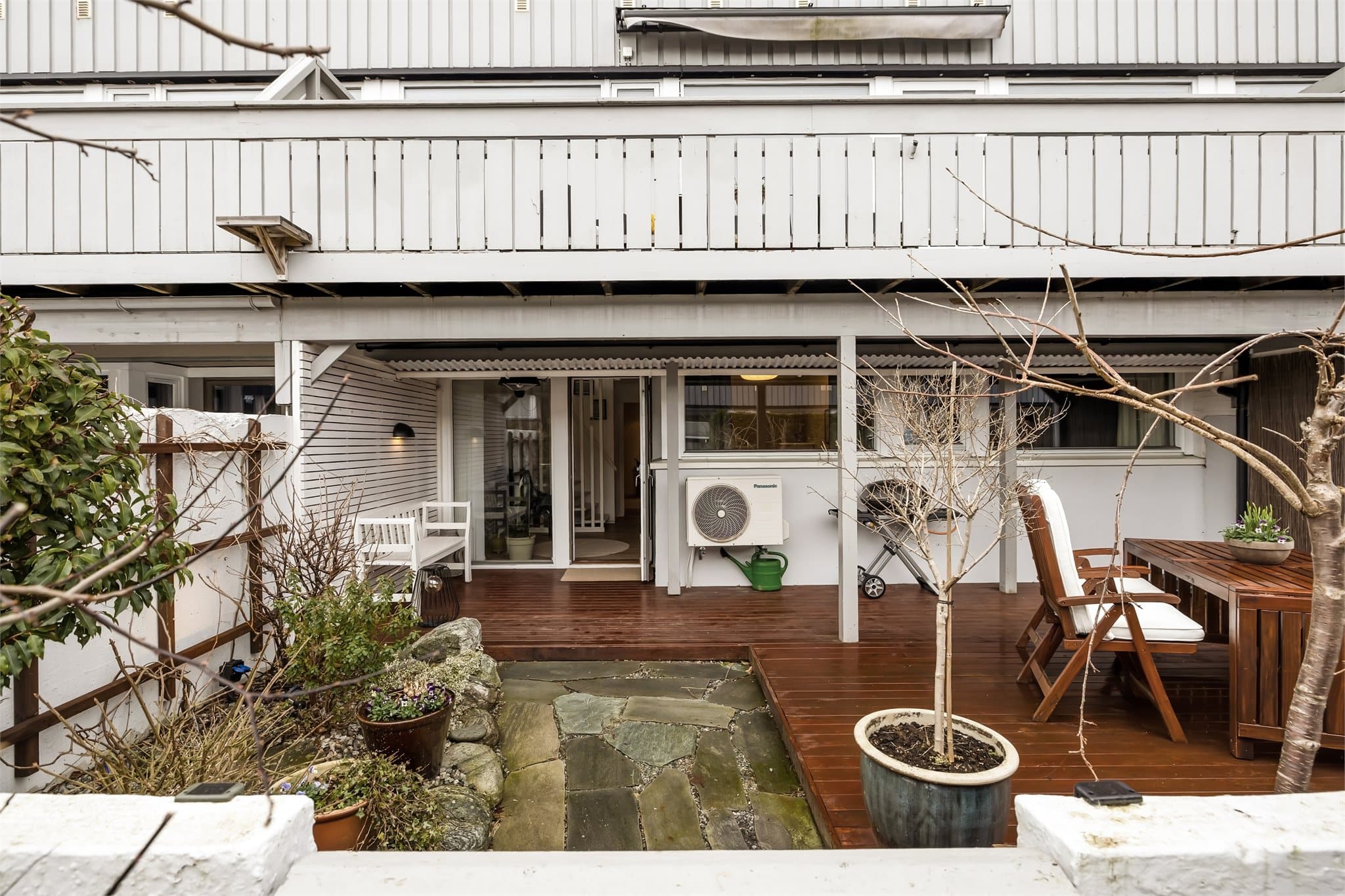 - Terrassen er delvis overbygget, noe som gir flere bruksmuligheter varierende værforhold -