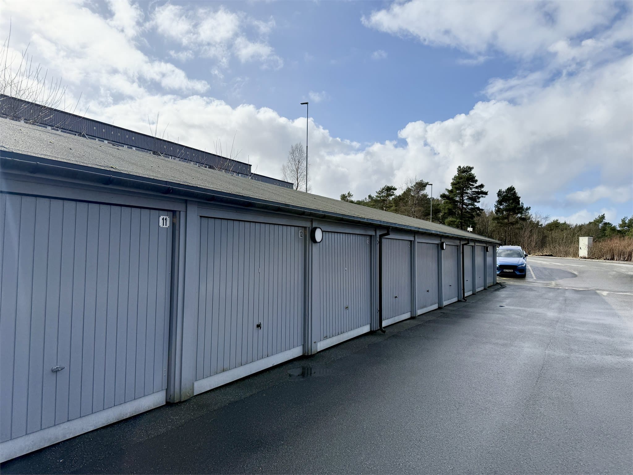 Det følger med egen garasje med Zaptec-lader