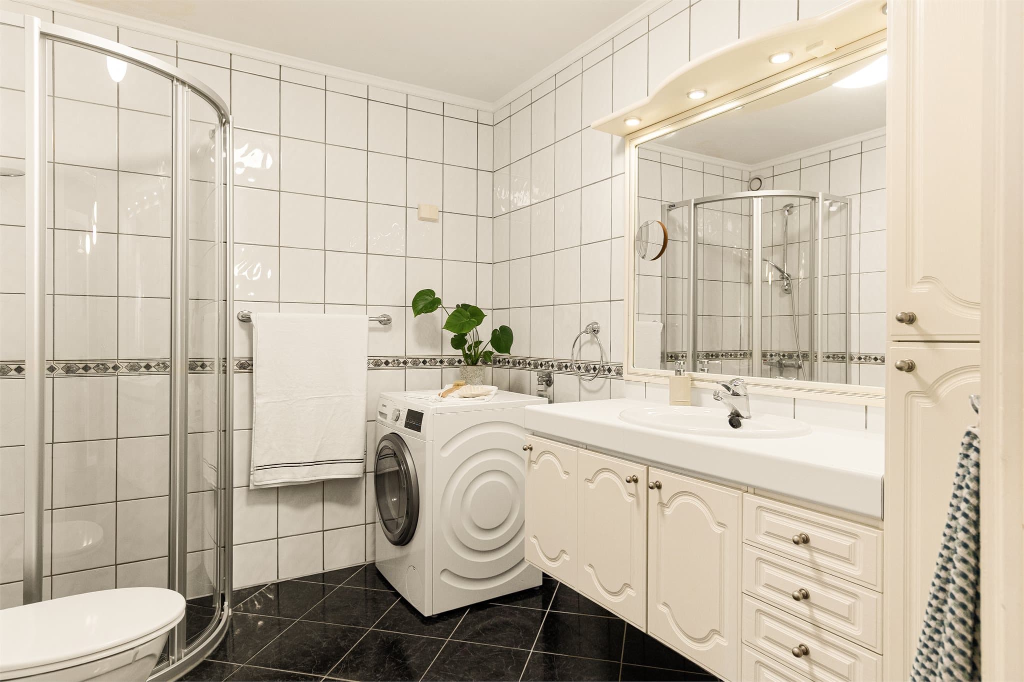 - Innredet med baderomsinnredning, toalett, dusj m/glassvegger, og opplegg for vaskemaskin -