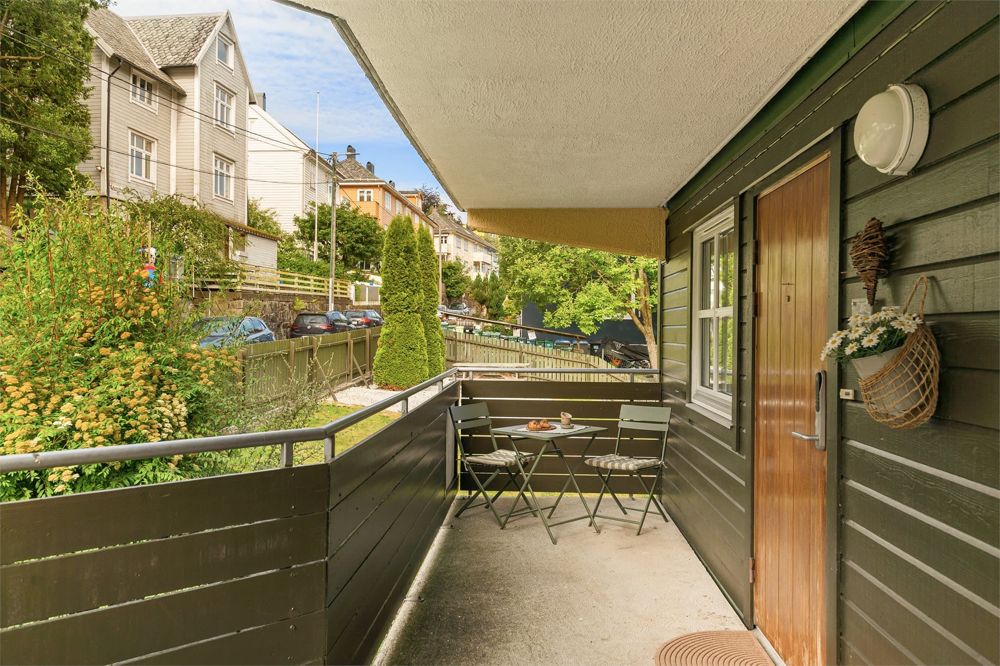 - Hyggelig inngangsparti med plass til en enkel sittegruppe -