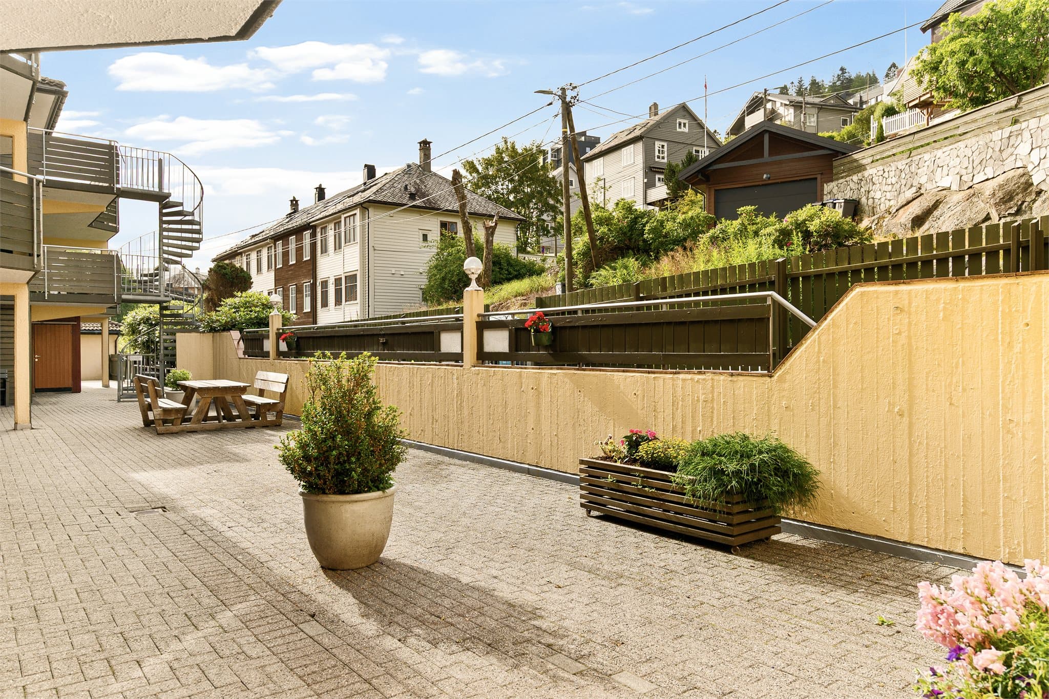 - Sameiets fellesarealer er pent opparbeidet. Seksjonen disponerer en fast parkeringsplass i felles garasje -