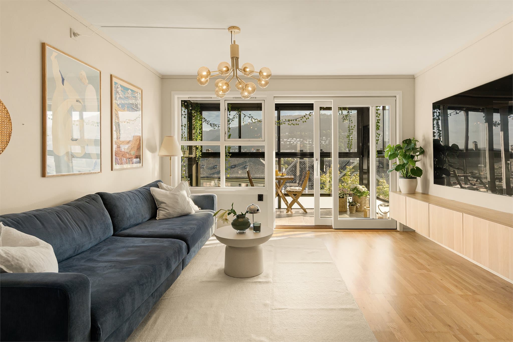 - Stue/kjøkken måler 28m² -