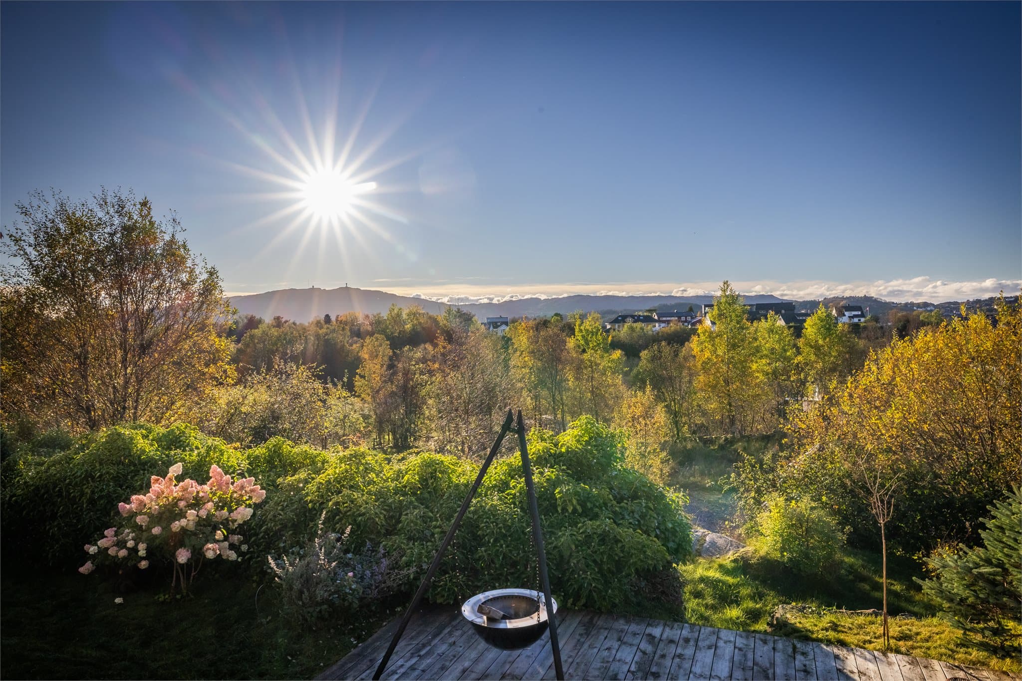 Gode solforhold kan også nytes fra Vestvendt terrasse fordelt på to nivåer på sammenlagt ca. 28 m²