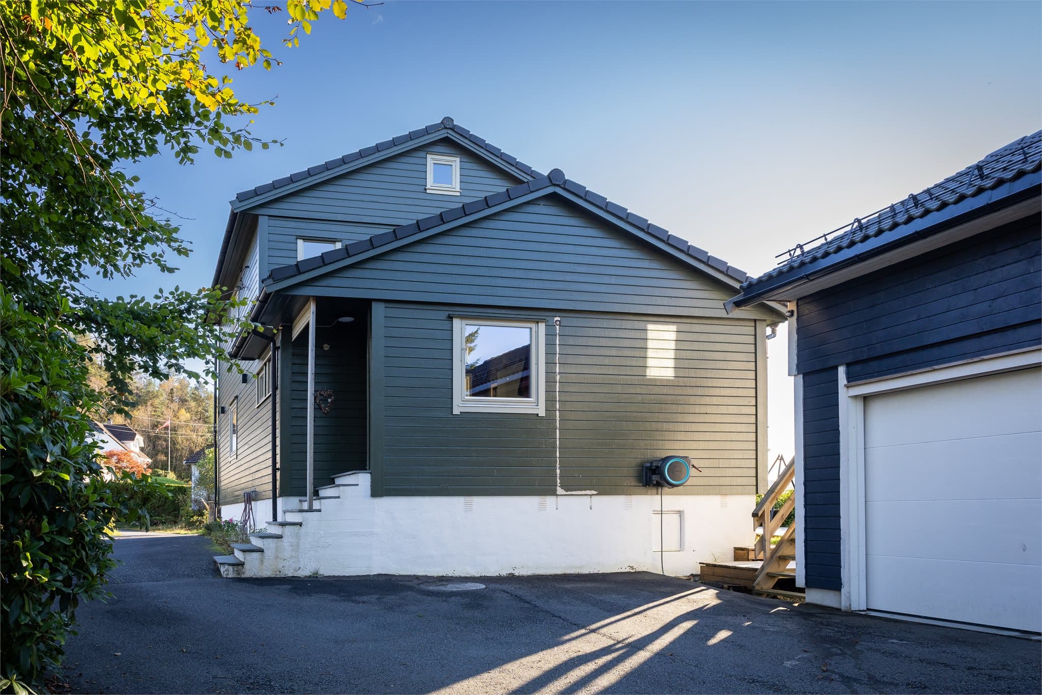 Boligen har et totalt BRA-i på 173 m² og går over tre plan