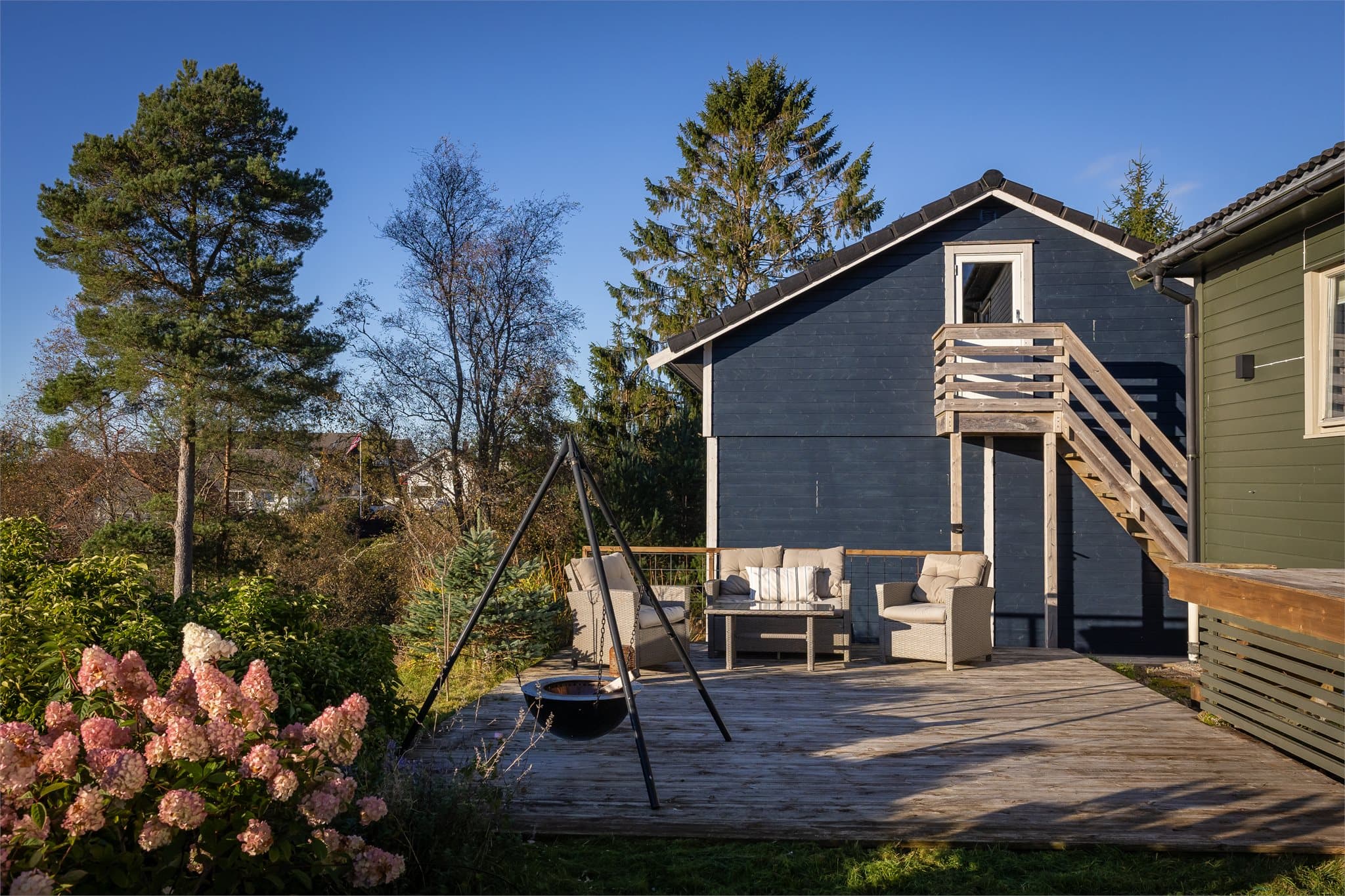 Boligen byr på en familievennlig planløsning, en tomt som innbyr til mye lek, rikelig med lagringsplass i boder, samt dobbelgarasje med montert elbil-lader og loft