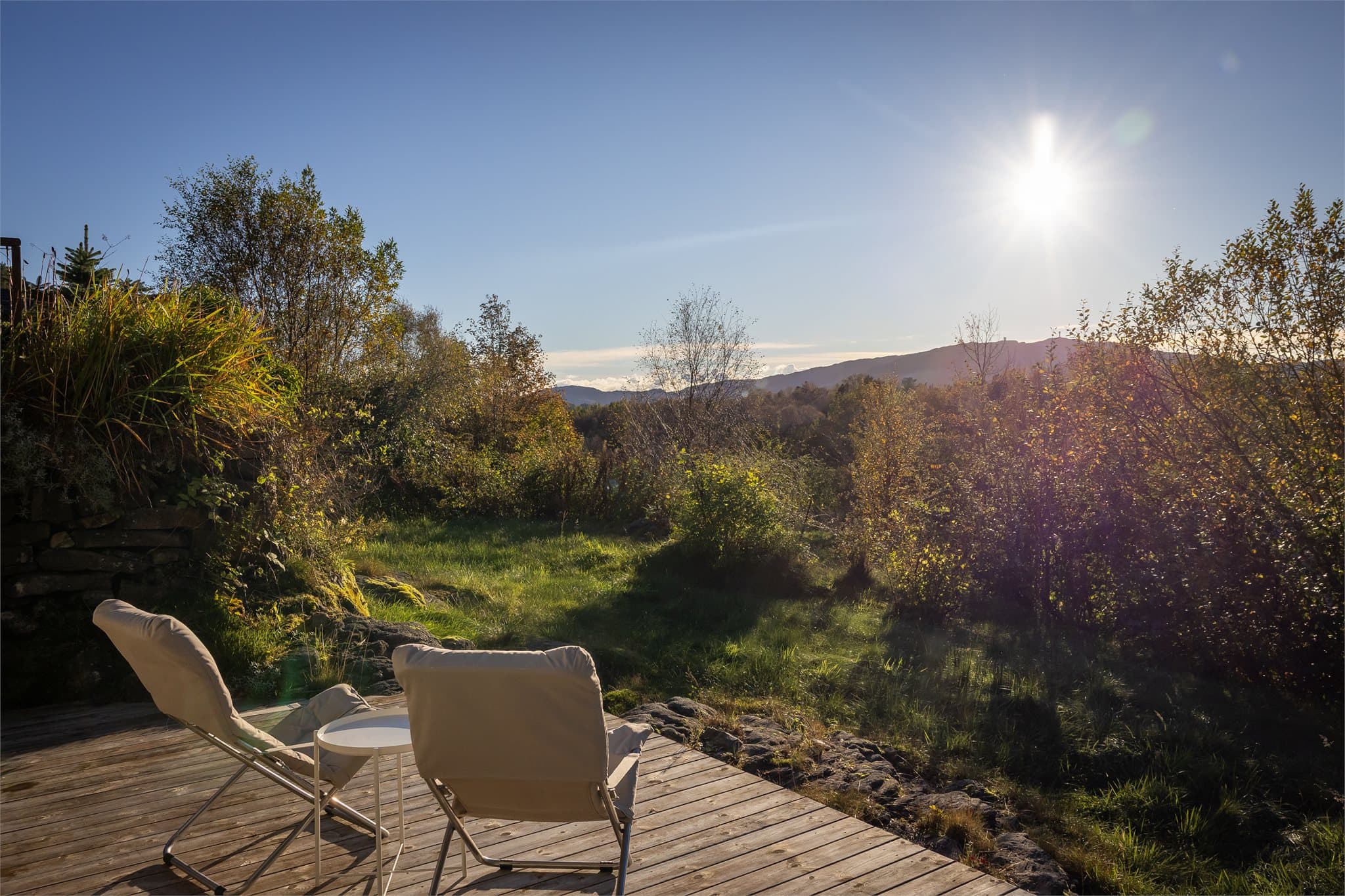 Sommerstid kan man nyte svært gode solforhold til ca. kl. 23 midtsommers