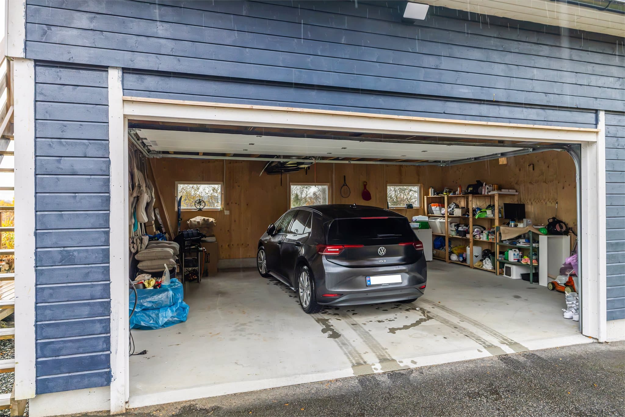 Garasjen byr på masse lagringsplass og et romslig garasjeloft med et gulvareal på 33 m²