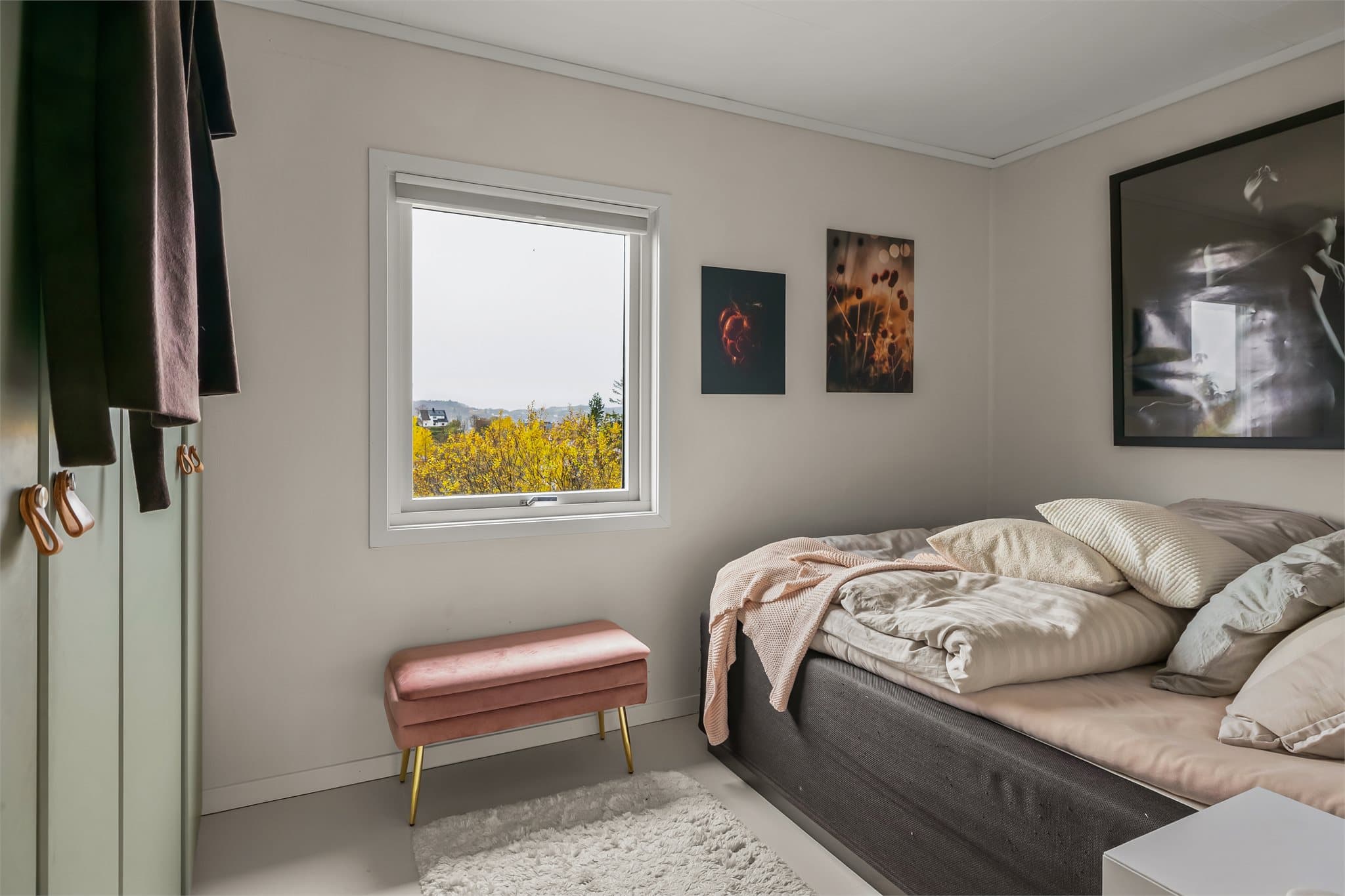 Praktisk soverom beliggende i boligens hovedetasje som måler 9 m²