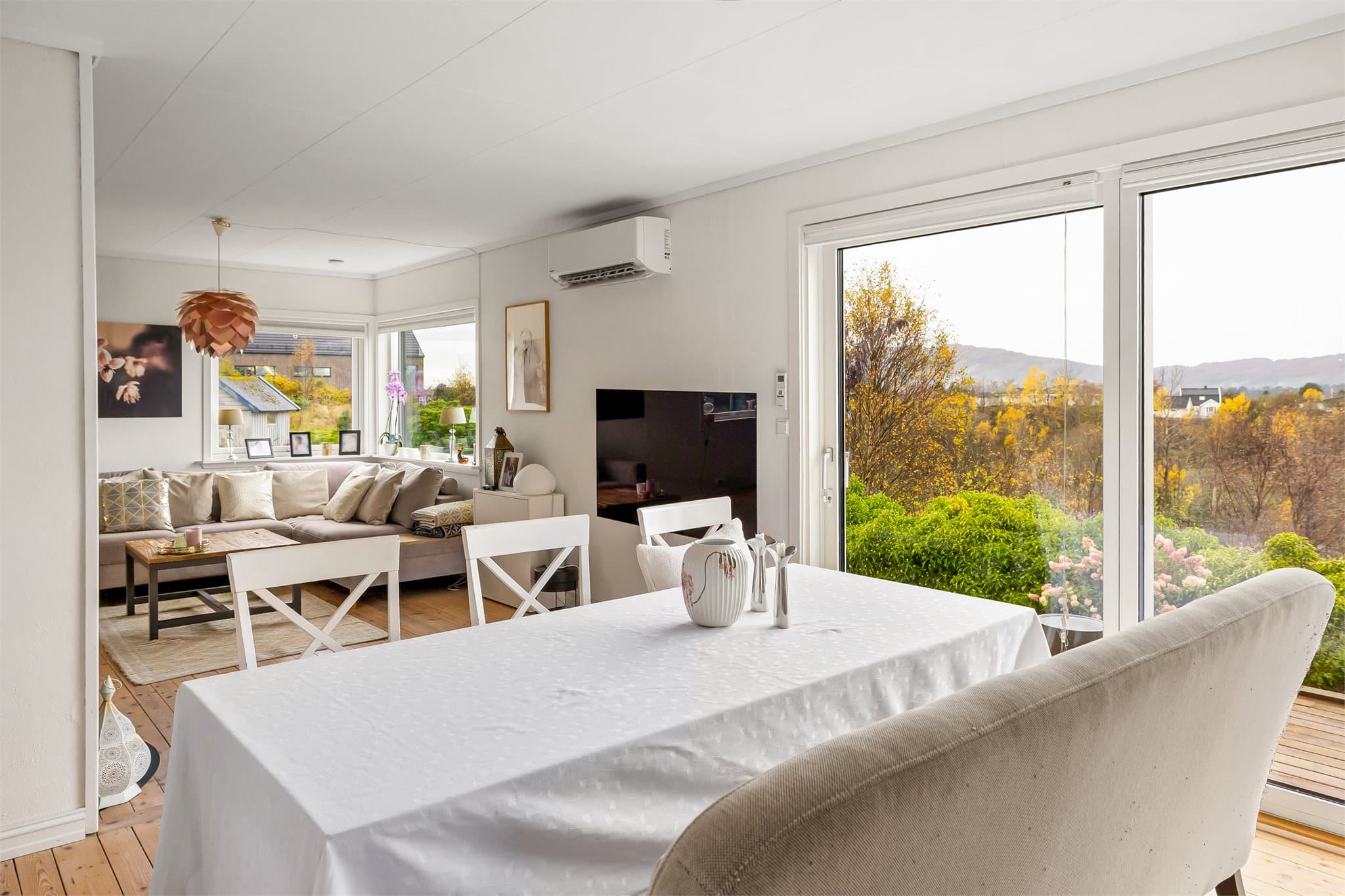 Boligens 1. etasje måler 77 m² og inneholder hall med trapp, wc, soverom, stue og kjøkken