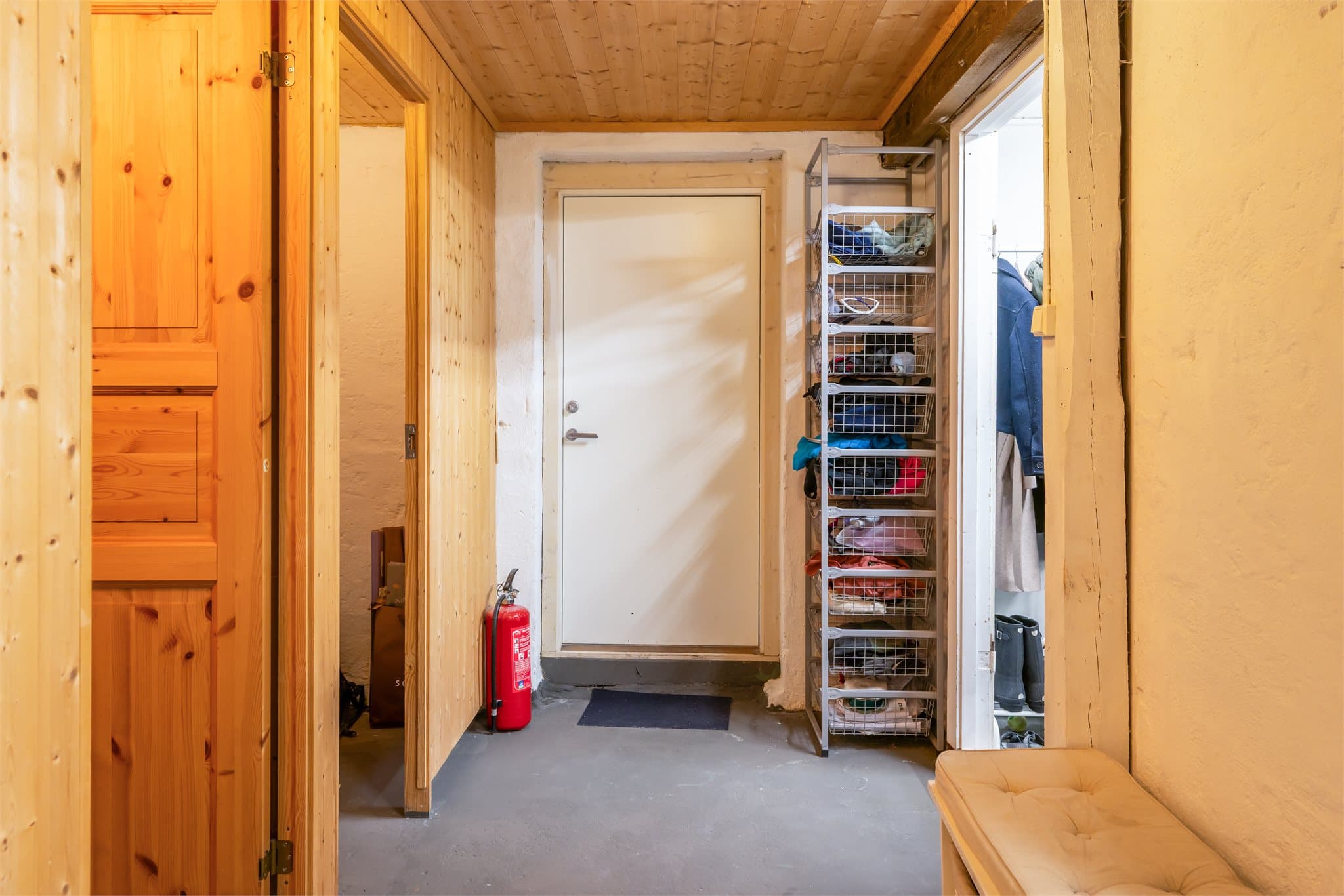 Kjelleren måler 45 m² og inneholder gang, vaskerom og 3 boder