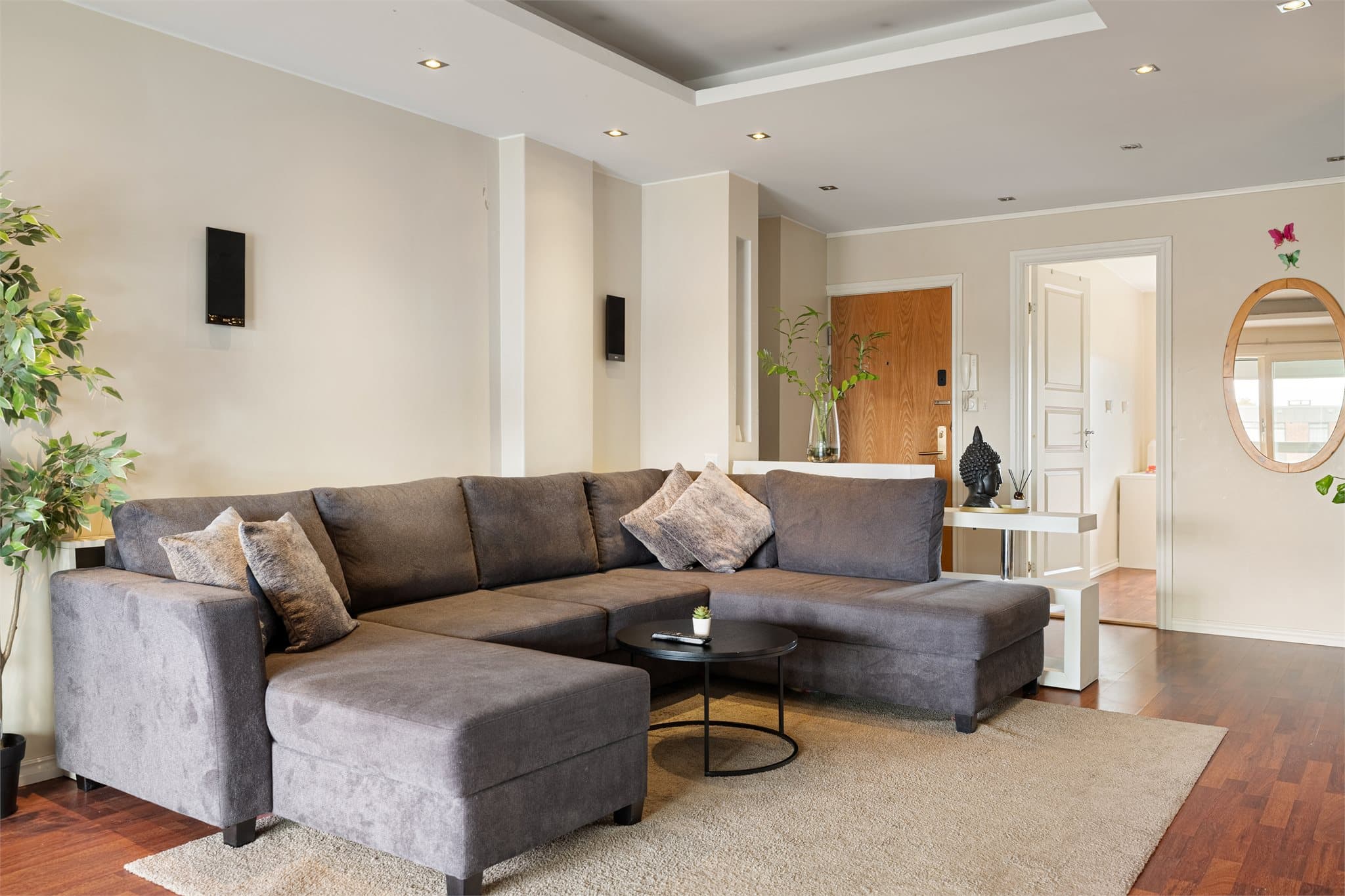 Stuen har god plass til en stor sofagruppe, og gir en lun og innbydende atmosfære med downlights i taket.