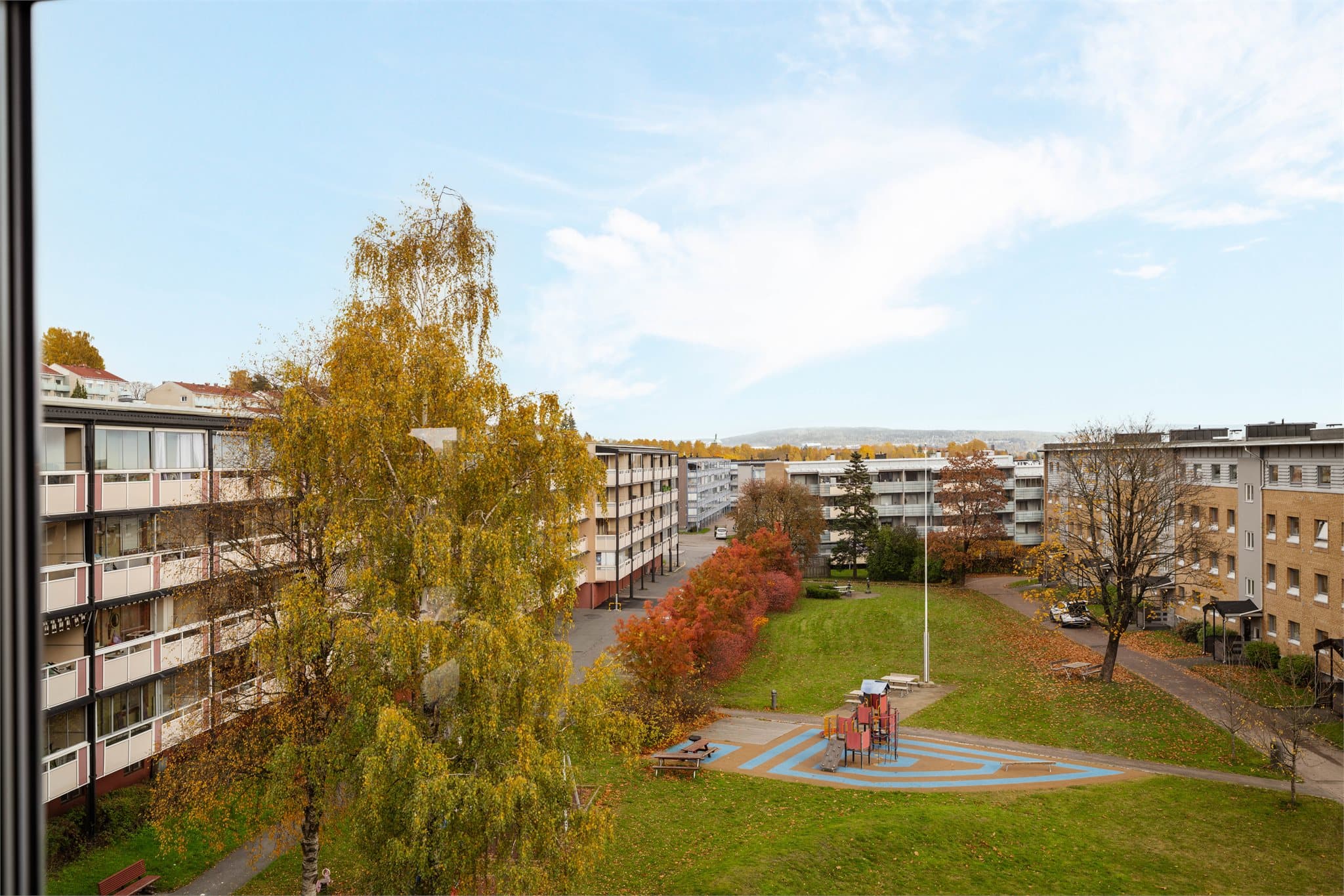 Grønt og familievennlig nærmiljø med store plener og lekeplass rett utenfor
