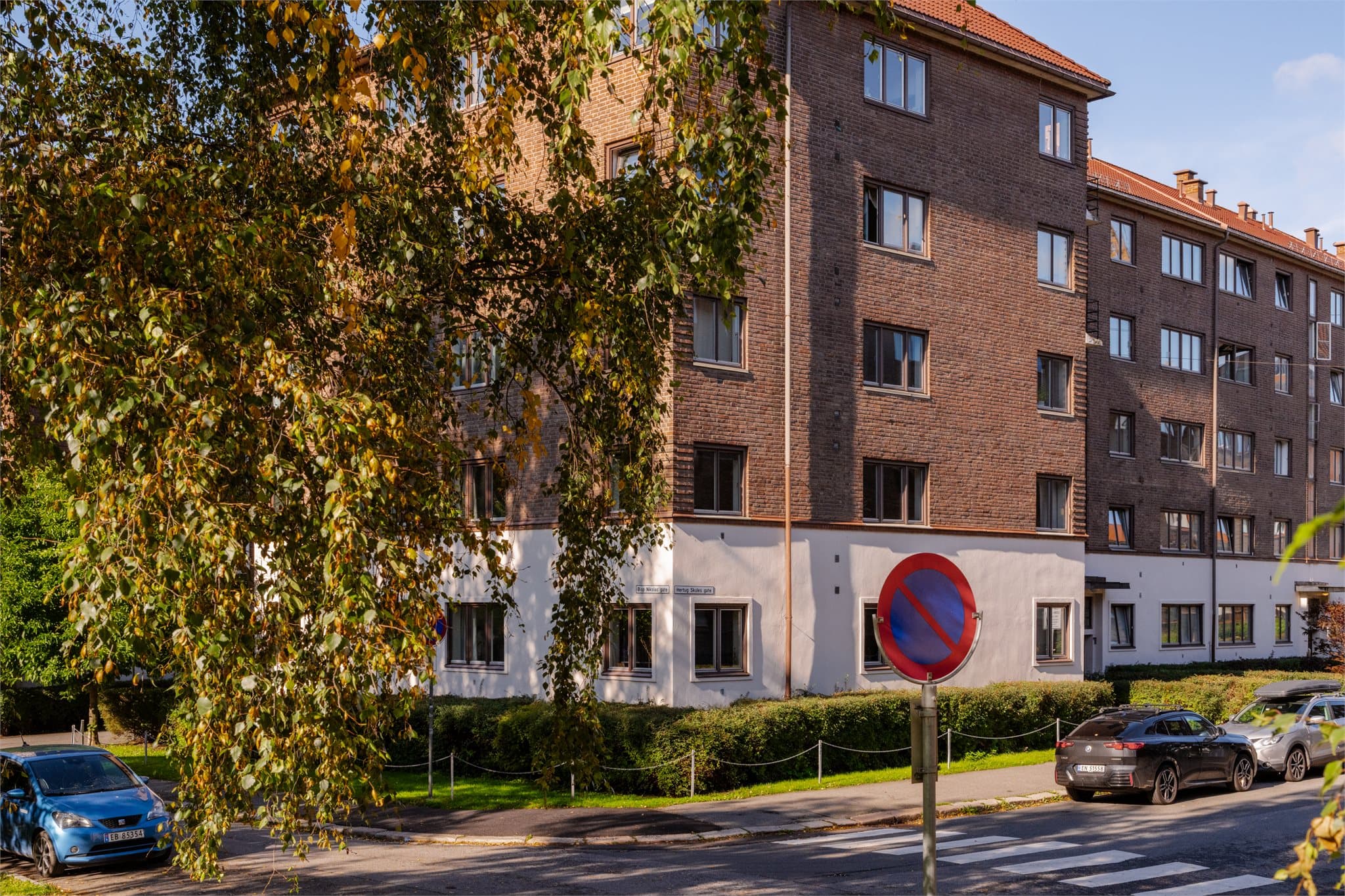 Leiligheten har en attraktiv beliggenhet i et rolig og hyggelig boligområde på Tøyen, like ved Kampen.