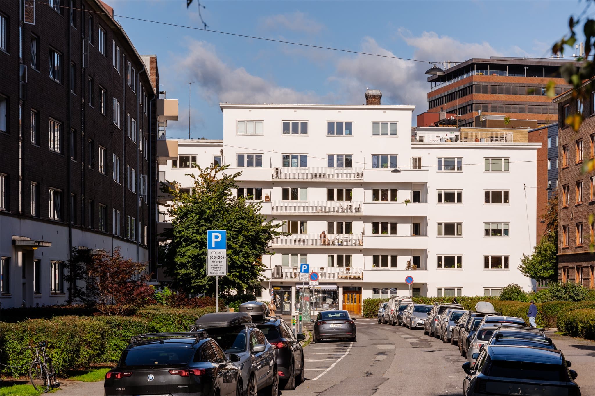 Kort gangavstand til Tøyen Torg med T-bane, servicetilbud og spisesteder.