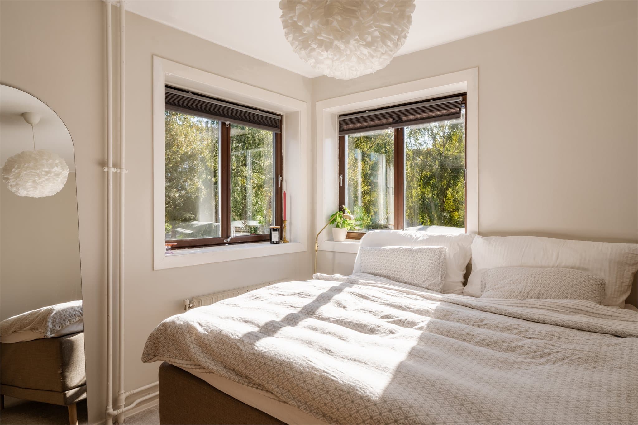 Tilbaketrukket soverom med lunt vegg-til-vegg-teppe og radiatoroppvarming.