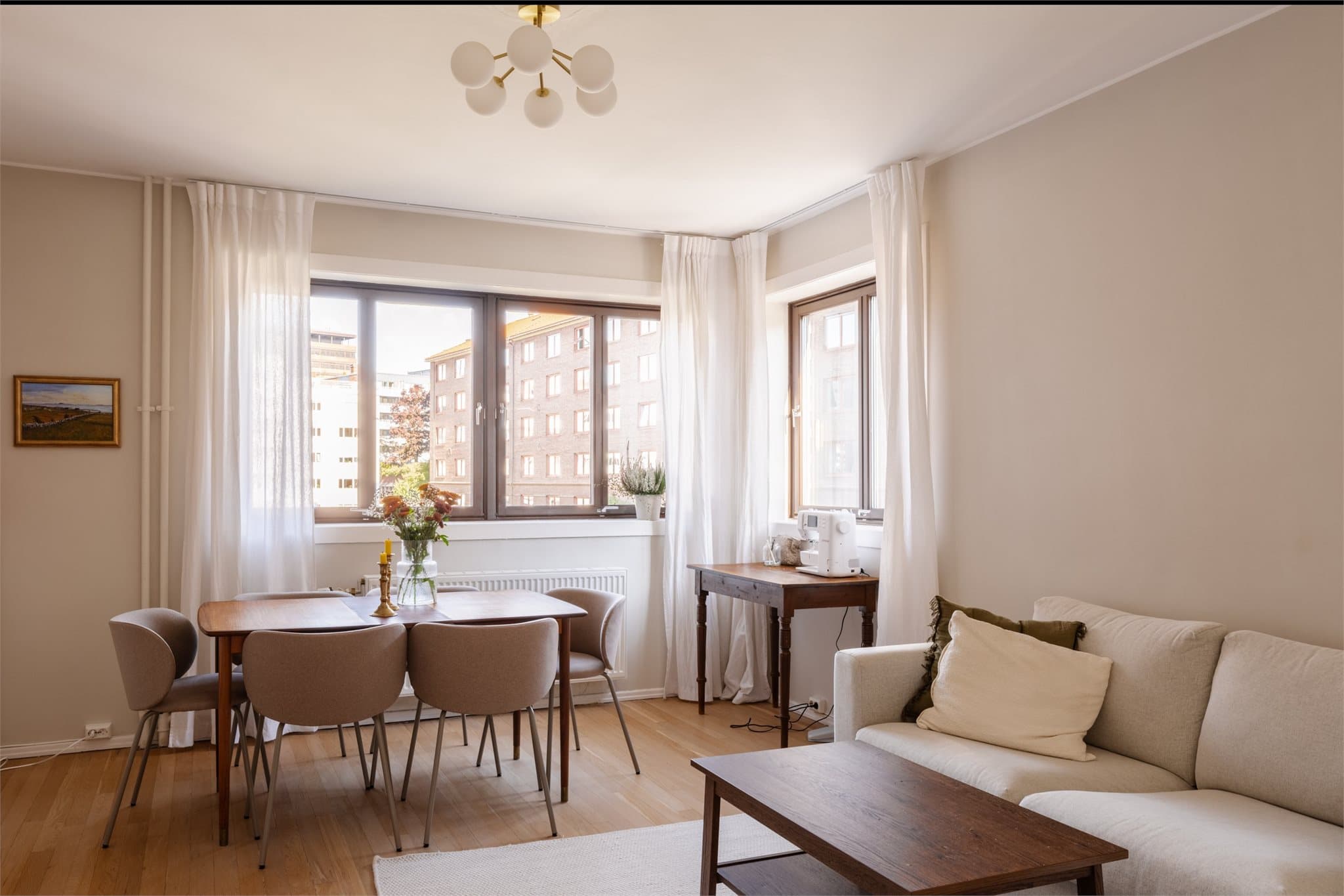 Boligen har en god planløsning, generøs takhøyde og en fin kombinasjon av originale kvaliteter og moderne oppgraderinger.