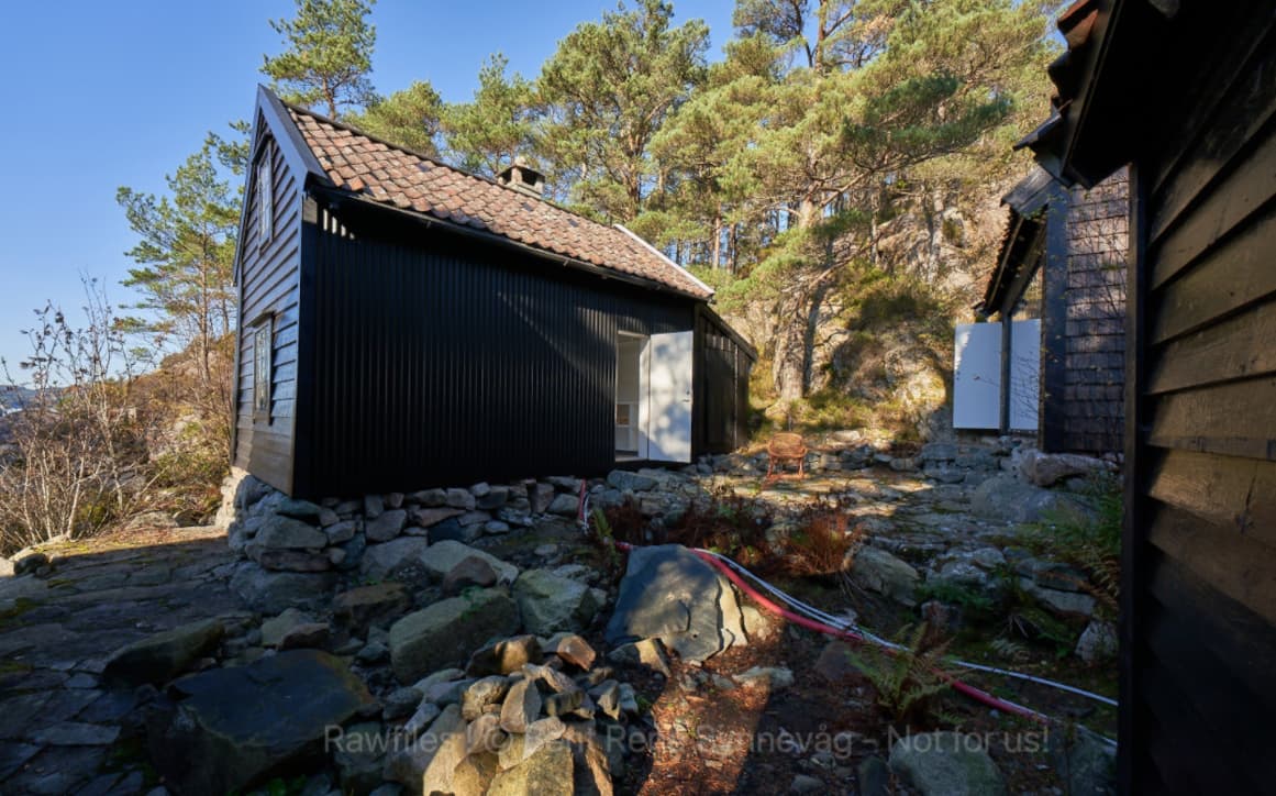 - Hvert av de fire hovedbyggene er kledd i ulikt, svart materiale på fasaden som er vendt mot gårdsplassen -