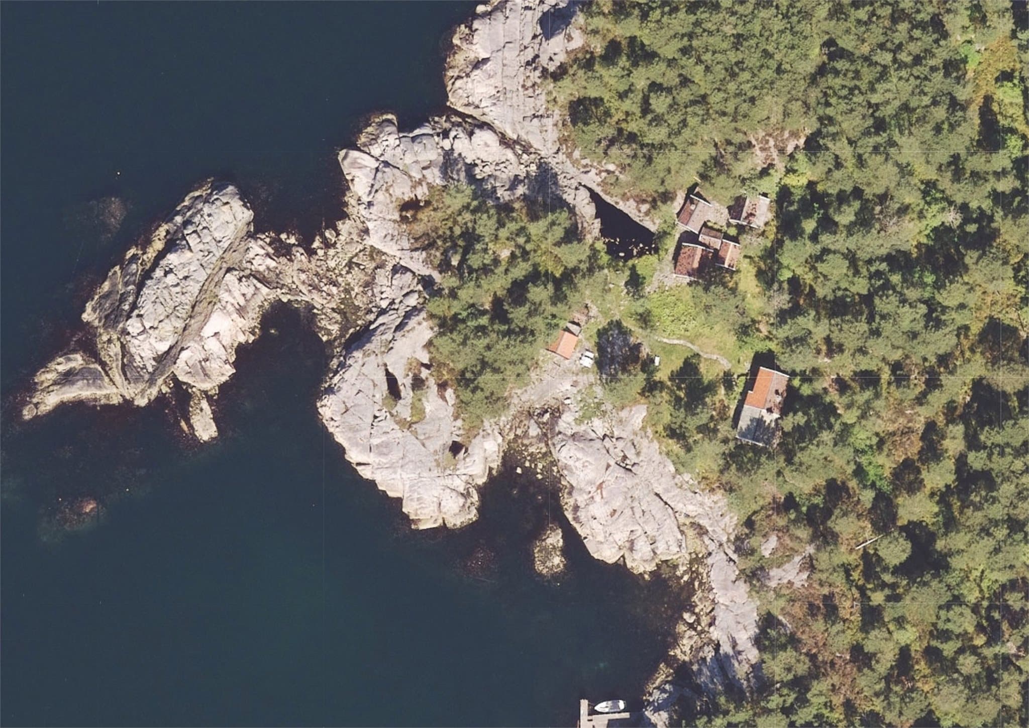 - Oversiktsbilde av eiendommen. På eiendommen er det 7 bygninger; hovedhuset, bibliotekshuset, lillehuset, lagerhus, badehus, båthus og redskapsskur -