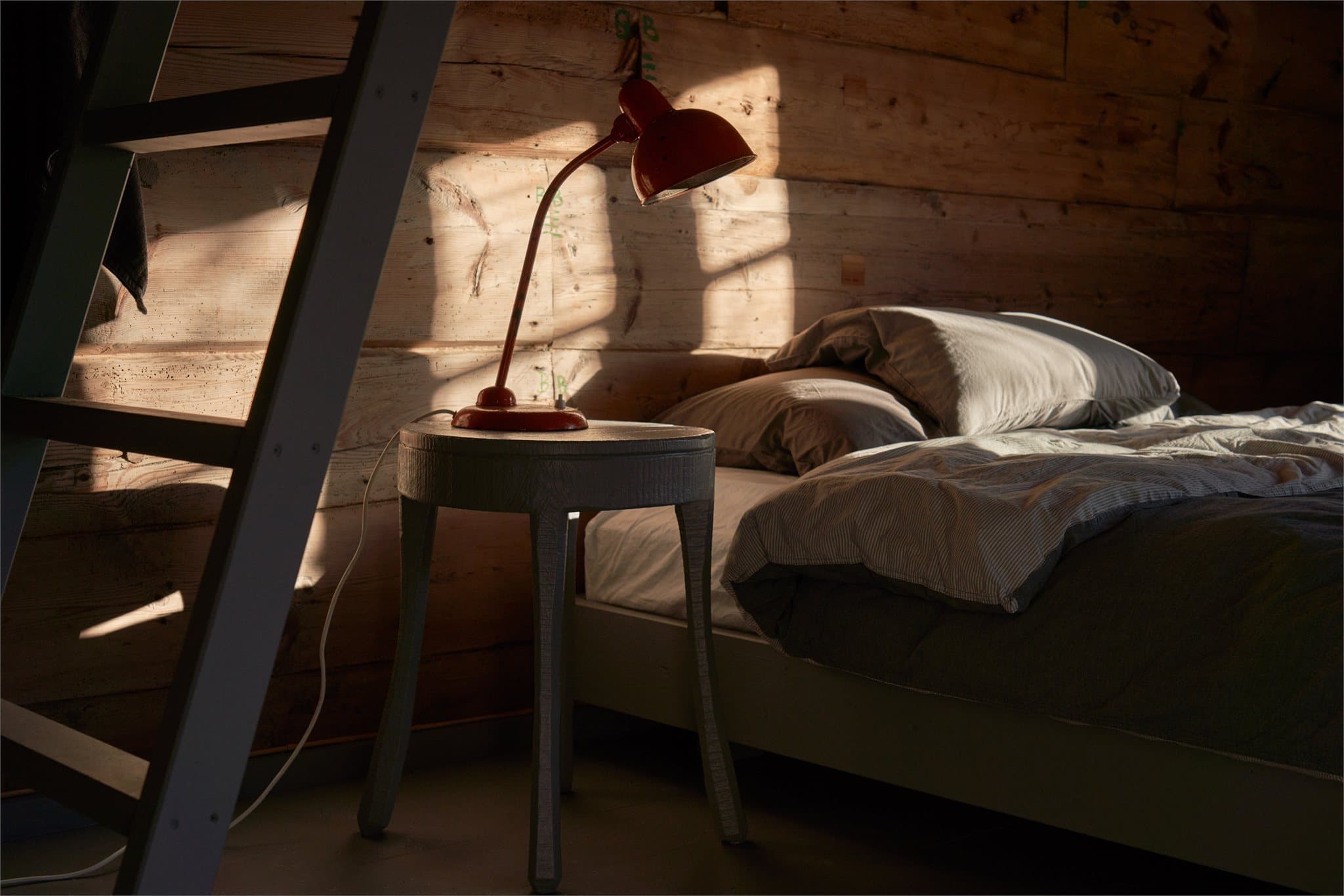 - Merk gråfargen som går igjen i alle de håndlagde møblene -