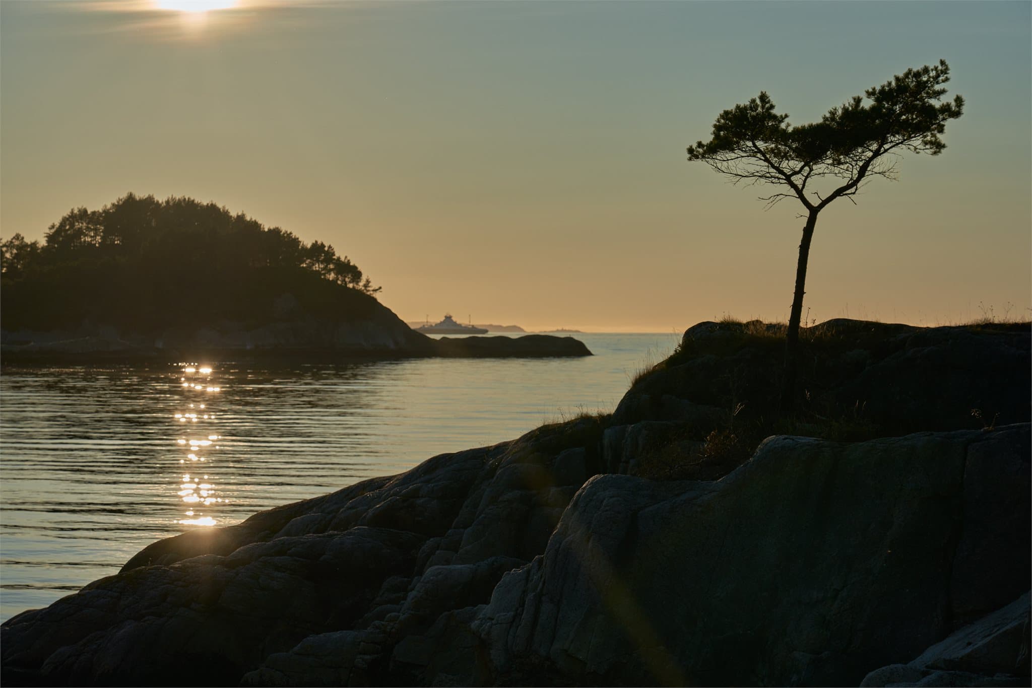 - Med sjøen som nærmeste nabo kan både bading, fisking og vannsport foregå like utenfor egen eiendom -
