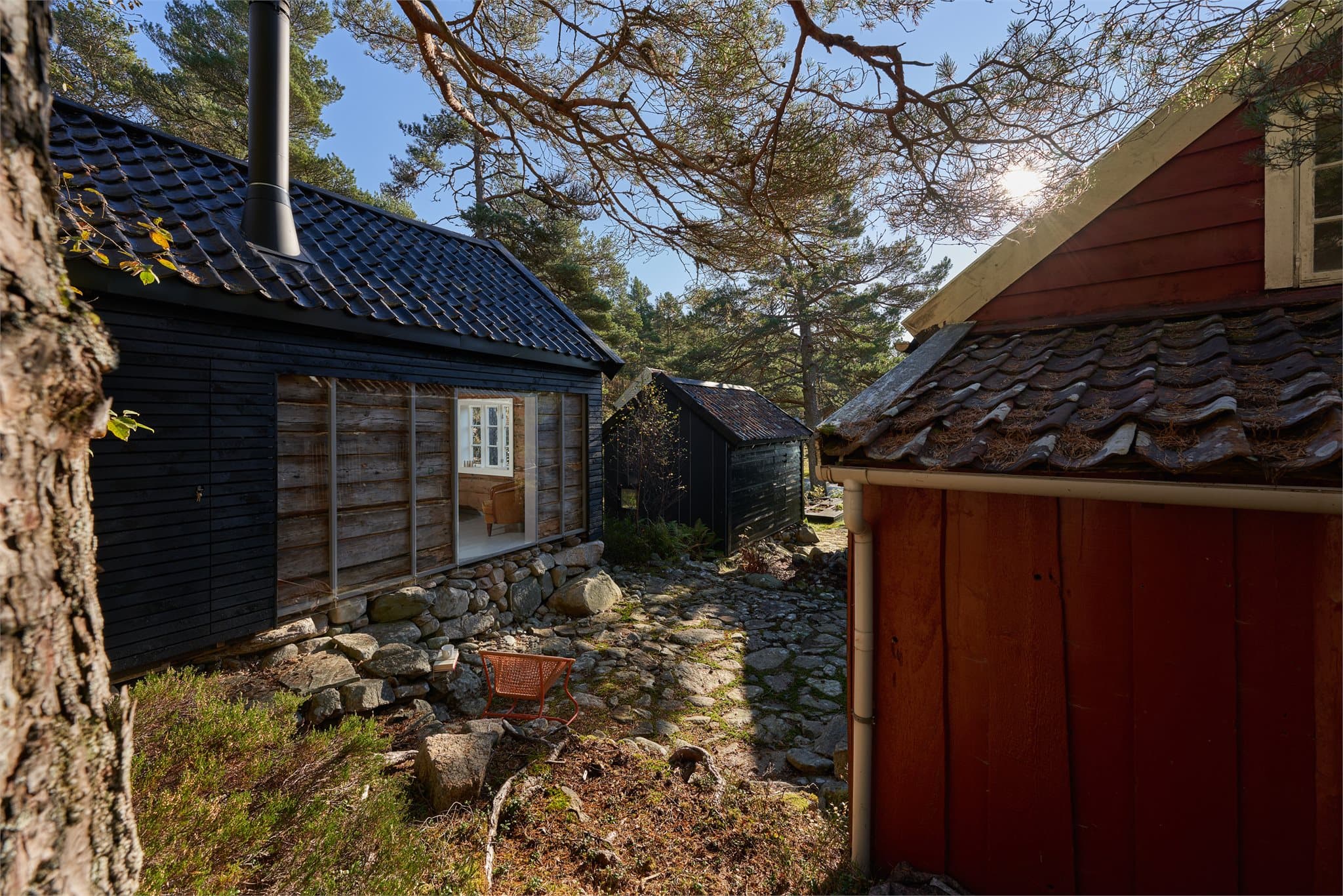 - Et nydelig, lite hus med generøse bokhyller, store, komfortable soveplasser og koselig utsikt mot den indre bakplassen -