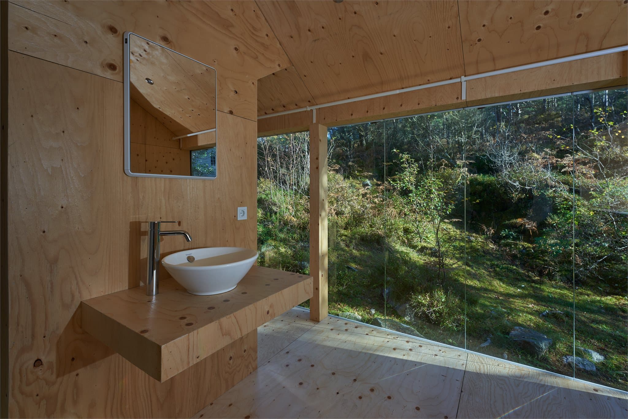 - Nydelig utsyn mot flott natur -