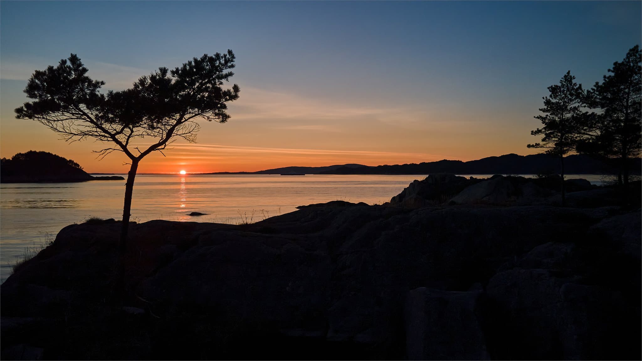 - Området byr på svært flotte turmuligheter. På naboøyen finner man Ole Bull sin gamle villa, flotte turstier og badeplasser -