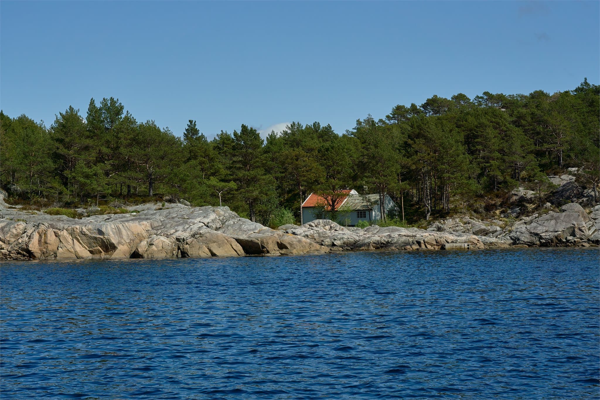 - Dette er en helt unik fritidseiendom, med sjø, svaberg og skog som nærmeste nabo! Tomt på over 12 mål, hvor reguleringsplan åpner for utskillelse av 5 tomter -