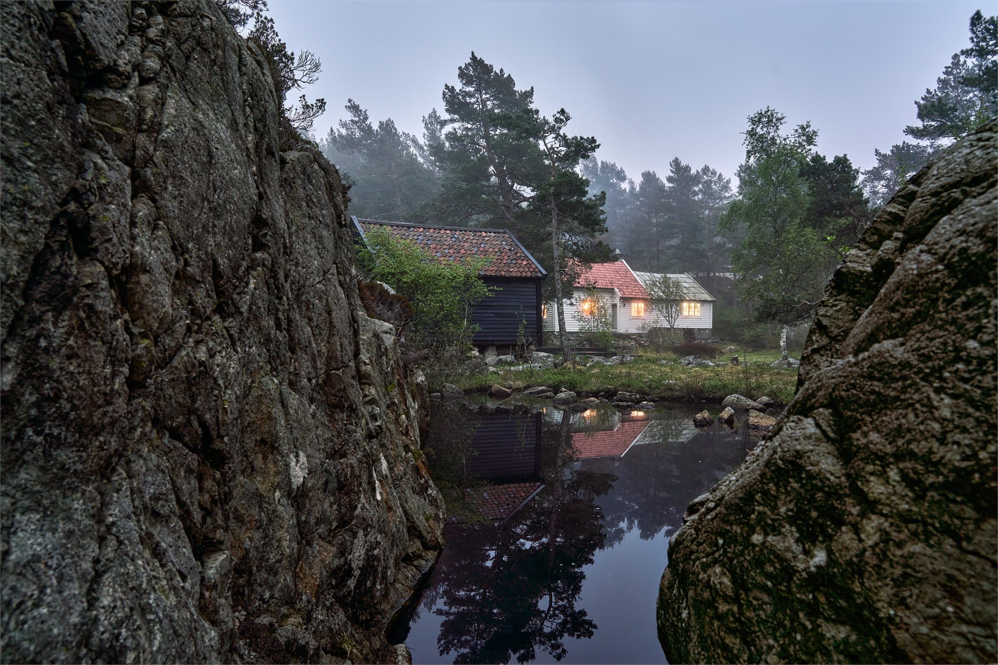 - Adkomst til eiendommen både til fots og med båt -