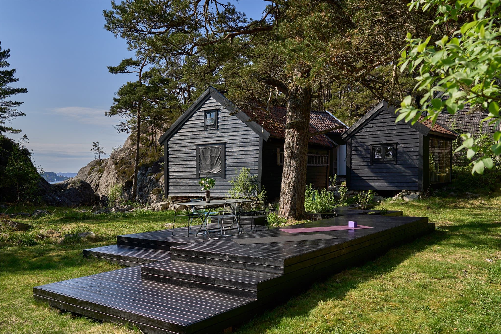 - Plattformen på eiendommen er et fantastisk samlingssted for å nyte gode måltider. Ulike nivåer skaper trinn for sitteplasser -