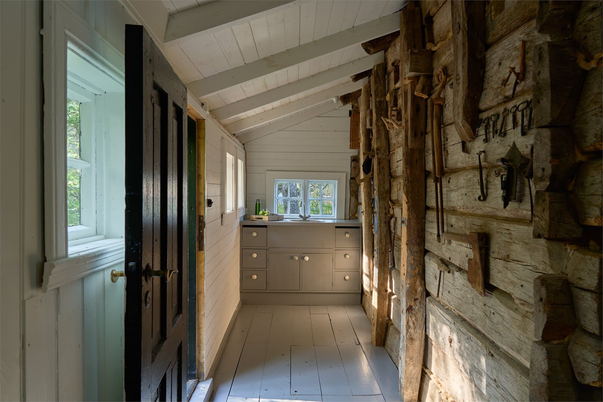 - Her ble interiøret strippet ned til eksisterende struktur og det ble deretter gjort små, nye arkitektoniske innskudd. Det originale tekjøkkenet er beholdt og restaurert -