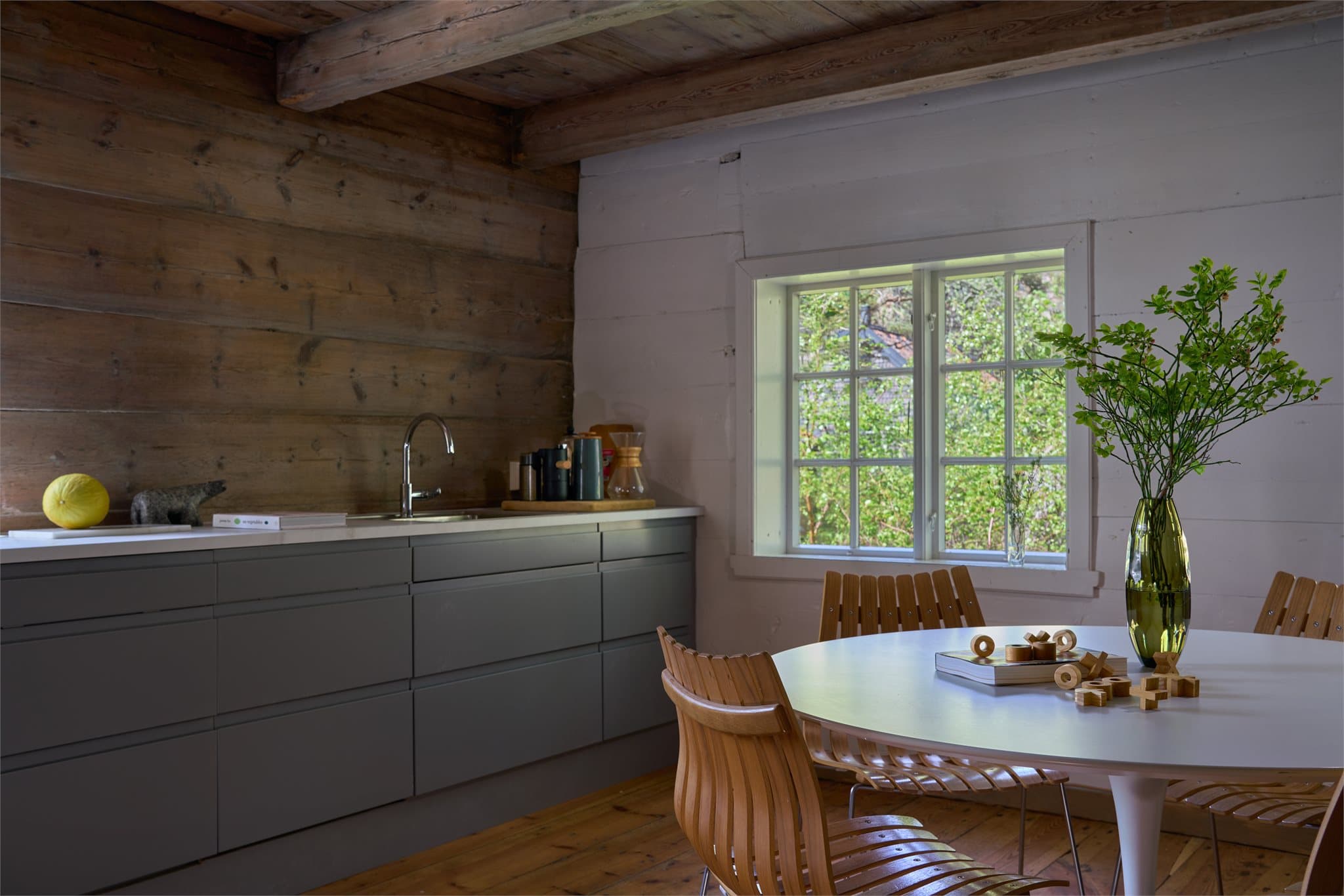 - Kjøkkeninnredning fra kvalitetsleverandøren HTH med glatte fronter og benkeplate i laminat -