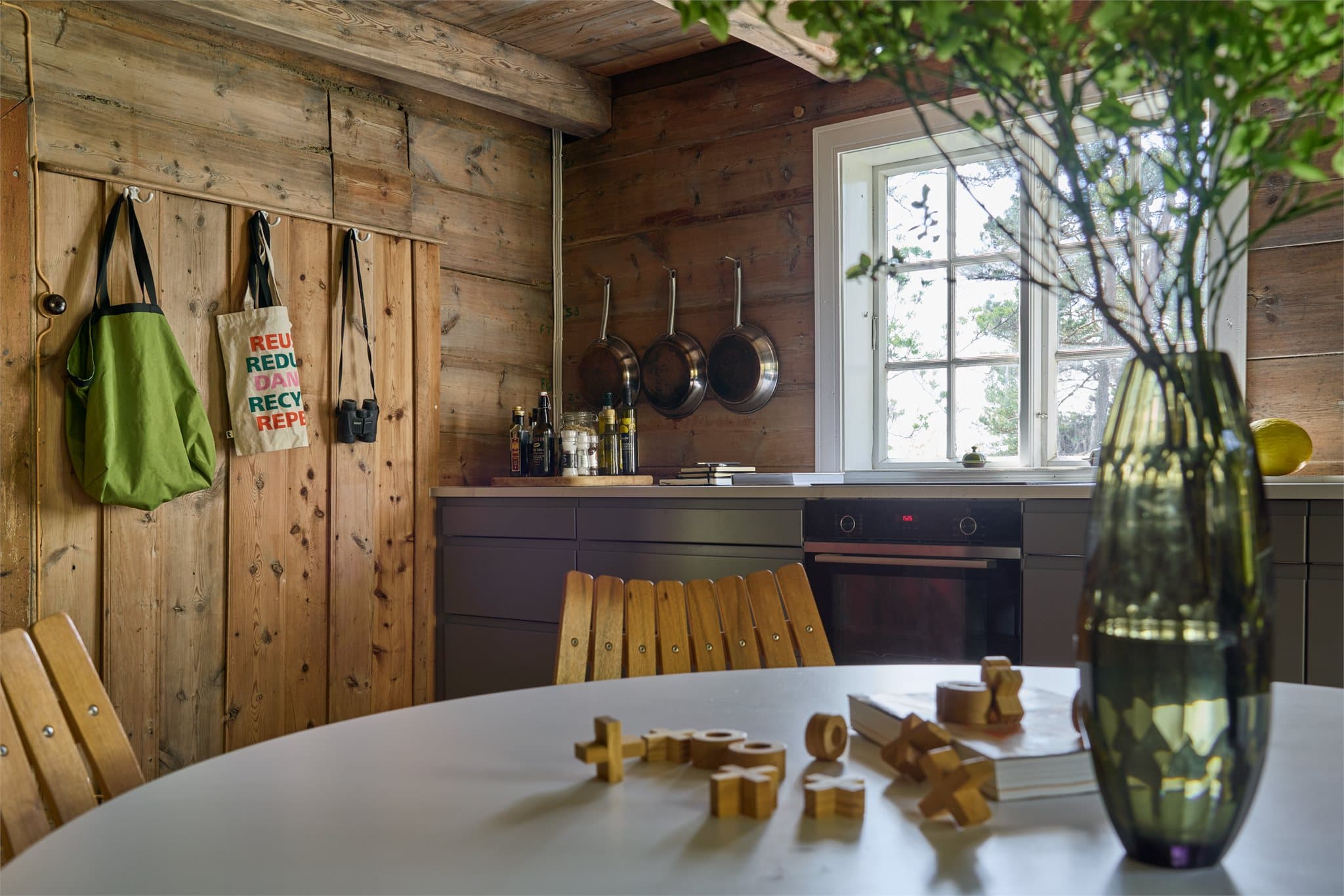 - Kjøkkenet har integrert komfyr, induksjonstopp og oppvaskmaskin fra Siemens -