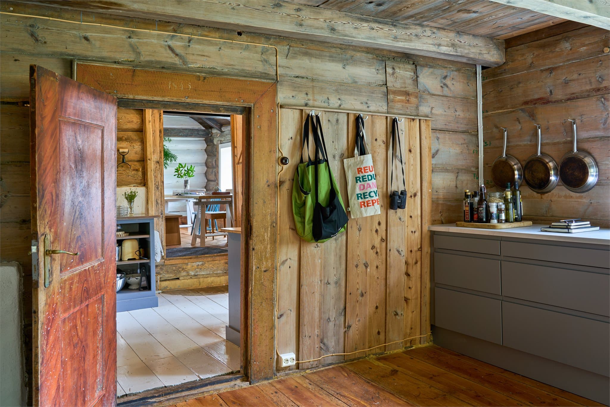 - Den toetasjes delen av huset er fra 1845 - som merket på dørkarmen -