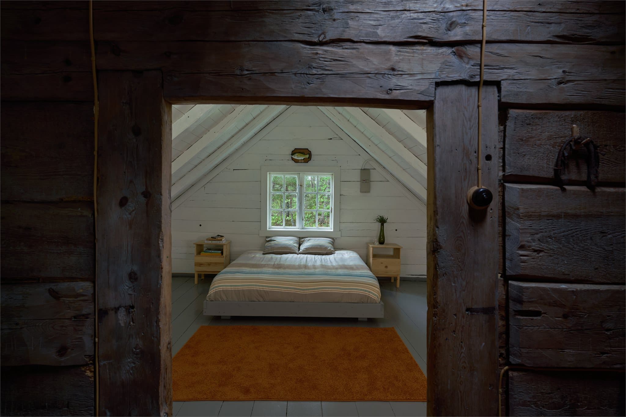 - Soverommet måler 15m². Saunders har brukt den samme gråfargen på mange av gulvene og alle de håndlagde møblene -