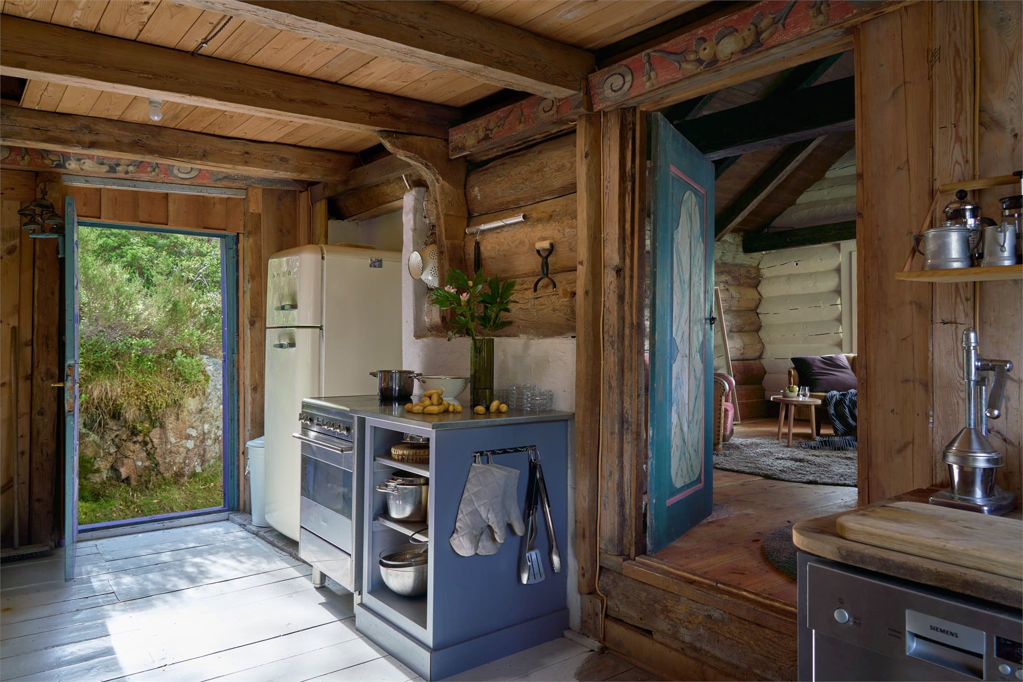 - Det originale kjøkkenet er bevart og har direkte utgang til baksiden av huset og en ås full av blåbær -
