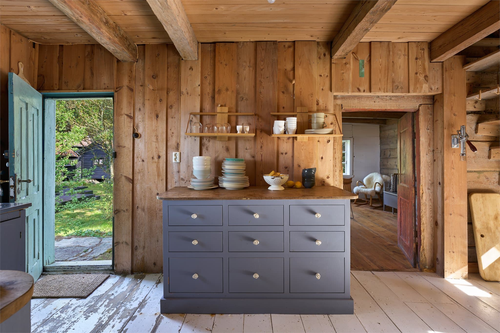 - I hovedhuset er det to kjøkken, stue, gang og soverom -