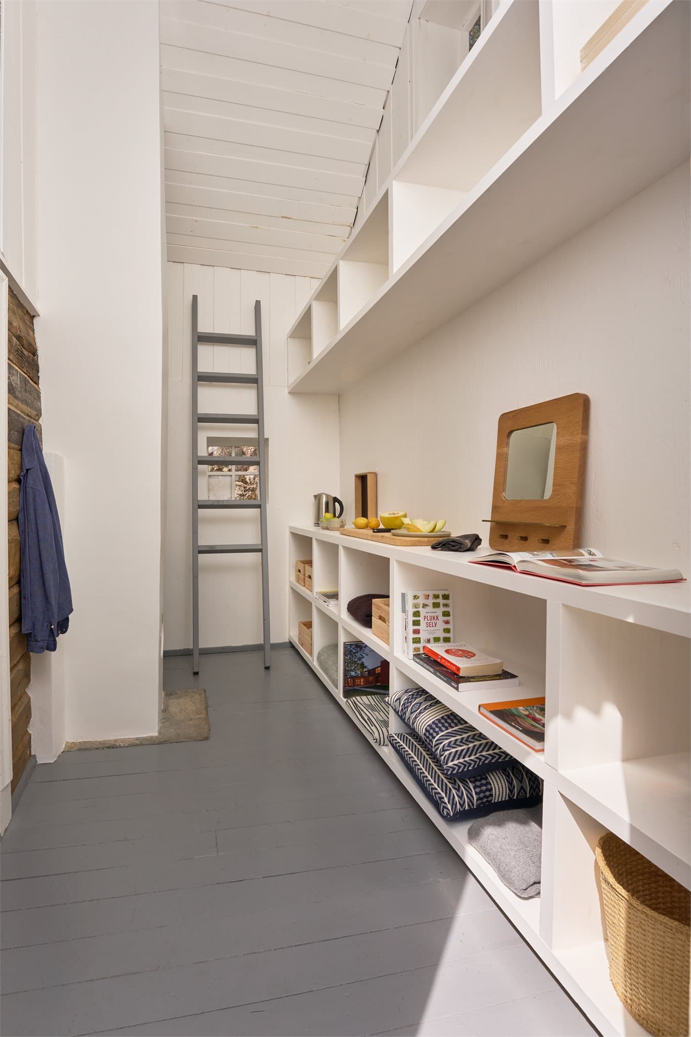 - Ved inngangspartiet ble huset åpnet opp over to etasjer for å skape et vertikalt romslig rom -