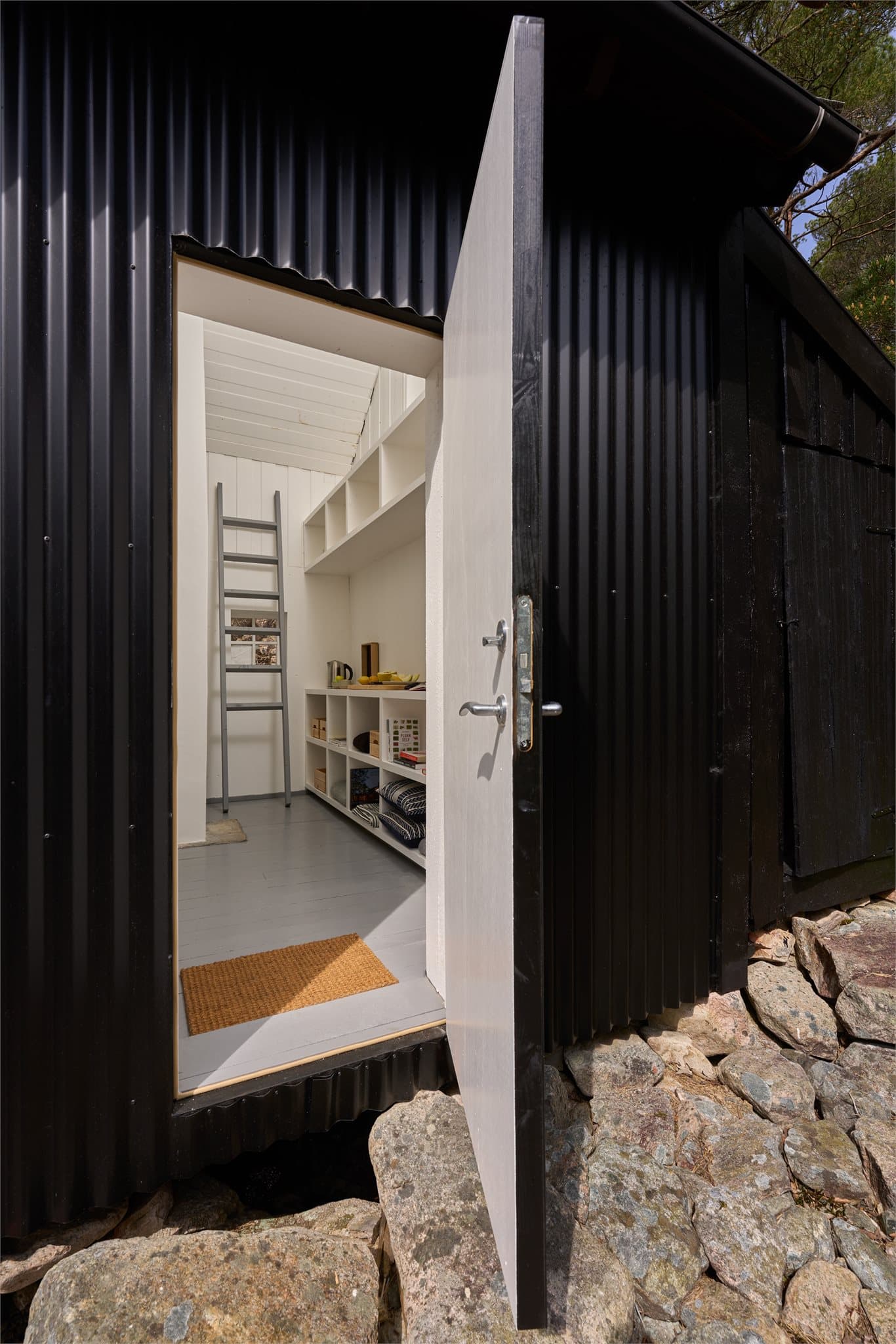 - Spartansk, med en behagelig og enkel smak -