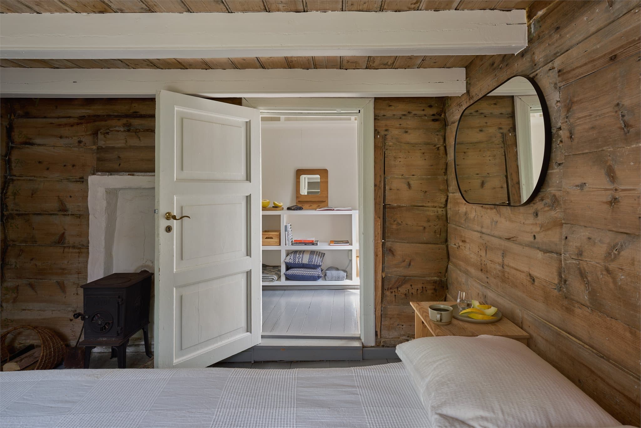 - Soverommet har vedovn -